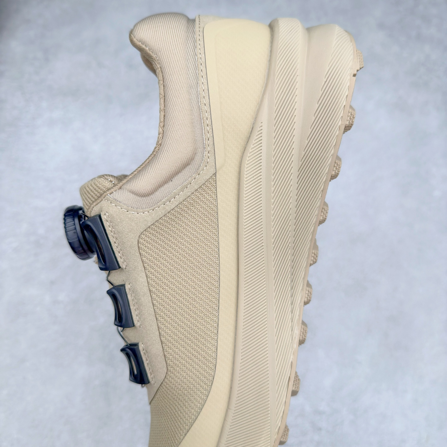 图片[7]-＃HP DESCENTE GORE-TEX 迪桑特时尚舒适百搭防滑耐磨低帮生活休闲鞋 DESCENTE（迪桑特）创立于1935年，品牌名取自法语词汇，意为“滑降”。品牌箭头标识代表滑雪的三种技术“高速直线滑行”、“穿越”和“侧滑”，也寓意品牌在打造高端专业运动产品中不断追求完美的创新精神，致力于成为中国高端专业滑雪、综训、女子、铁人三项、高尔夫的第一品牌。尺码：39 40 40.5 41 42 42.5 43 44 44.5 45-选品中心