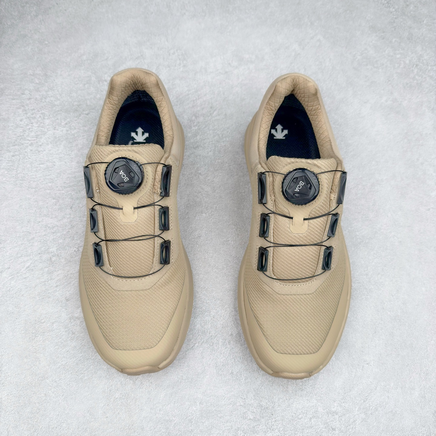 图片[2]-＃HP DESCENTE GORE-TEX 迪桑特时尚舒适百搭防滑耐磨低帮生活休闲鞋 DESCENTE（迪桑特）创立于1935年，品牌名取自法语词汇，意为“滑降”。品牌箭头标识代表滑雪的三种技术“高速直线滑行”、“穿越”和“侧滑”，也寓意品牌在打造高端专业运动产品中不断追求完美的创新精神，致力于成为中国高端专业滑雪、综训、女子、铁人三项、高尔夫的第一品牌。尺码：39 40 40.5 41 42 42.5 43 44 44.5 45-选品中心