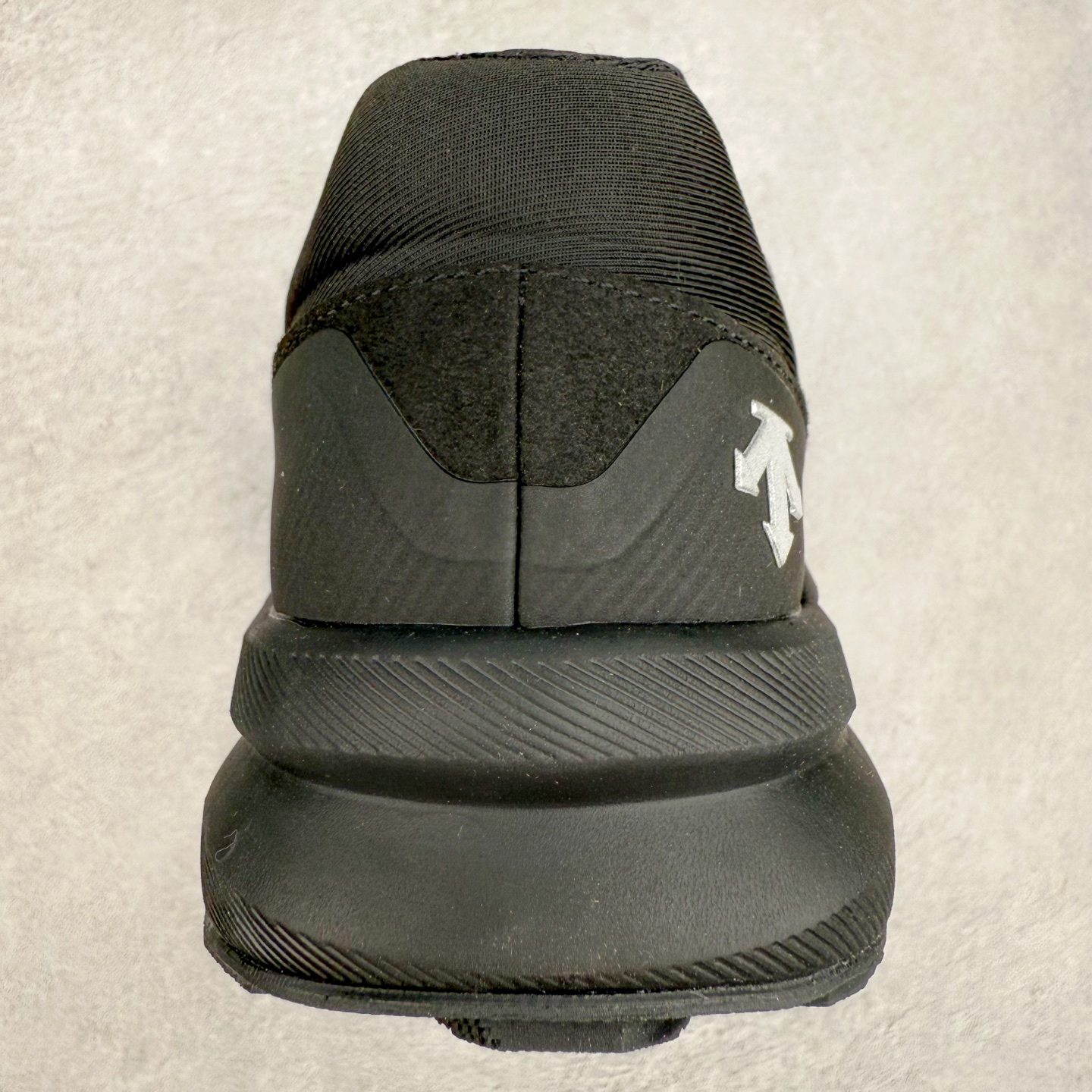 图片[8]-＃HP DESCENTE GORE-TEX 迪桑特时尚舒适百搭防滑耐磨低帮生活休闲鞋 DESCENTE（迪桑特）创立于1935年，品牌名取自法语词汇，意为“滑降”。品牌箭头标识代表滑雪的三种技术“高速直线滑行”、“穿越”和“侧滑”，也寓意品牌在打造高端专业运动产品中不断追求完美的创新精神，致力于成为中国高端专业滑雪、综训、女子、铁人三项、高尔夫的第一品牌。尺码：39 40 40.5 41 42 42.5 43 44 44.5 45-选品中心