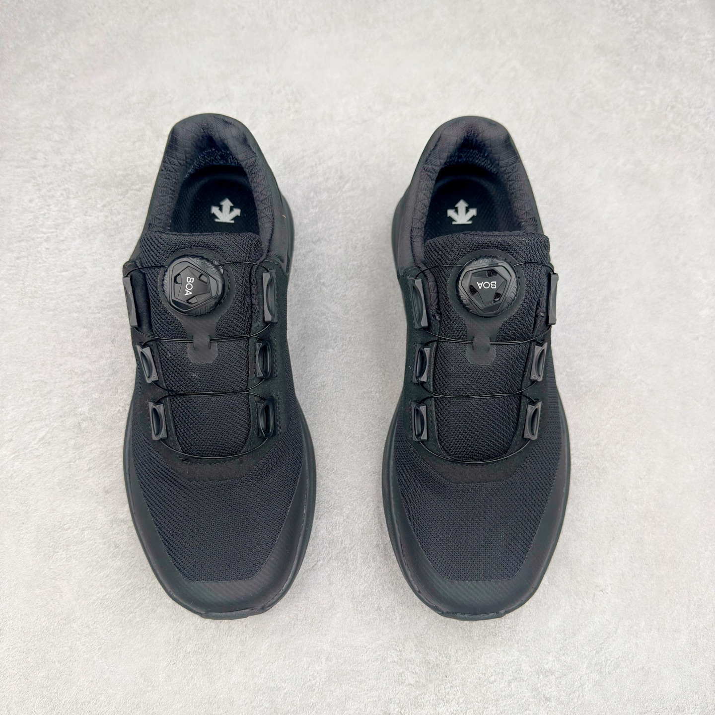 图片[2]-＃HP DESCENTE GORE-TEX 迪桑特时尚舒适百搭防滑耐磨低帮生活休闲鞋 DESCENTE（迪桑特）创立于1935年，品牌名取自法语词汇，意为“滑降”。品牌箭头标识代表滑雪的三种技术“高速直线滑行”、“穿越”和“侧滑”，也寓意品牌在打造高端专业运动产品中不断追求完美的创新精神，致力于成为中国高端专业滑雪、综训、女子、铁人三项、高尔夫的第一品牌。尺码：39 40 40.5 41 42 42.5 43 44 44.5 45-选品中心