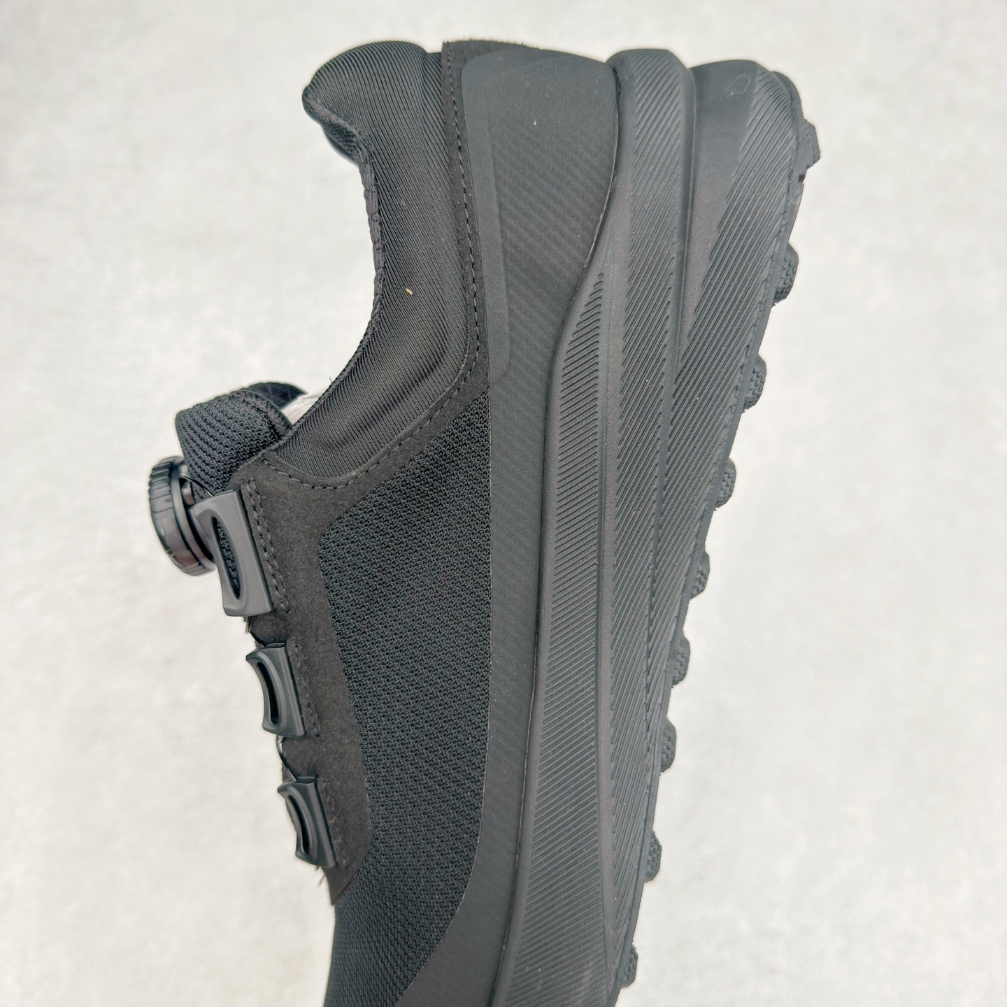 图片[7]-＃HP DESCENTE GORE-TEX 迪桑特时尚舒适百搭防滑耐磨低帮生活休闲鞋 DESCENTE（迪桑特）创立于1935年，品牌名取自法语词汇，意为“滑降”。品牌箭头标识代表滑雪的三种技术“高速直线滑行”、“穿越”和“侧滑”，也寓意品牌在打造高端专业运动产品中不断追求完美的创新精神，致力于成为中国高端专业滑雪、综训、女子、铁人三项、高尔夫的第一品牌。尺码：39 40 40.5 41 42 42.5 43 44 44.5 45-选品中心