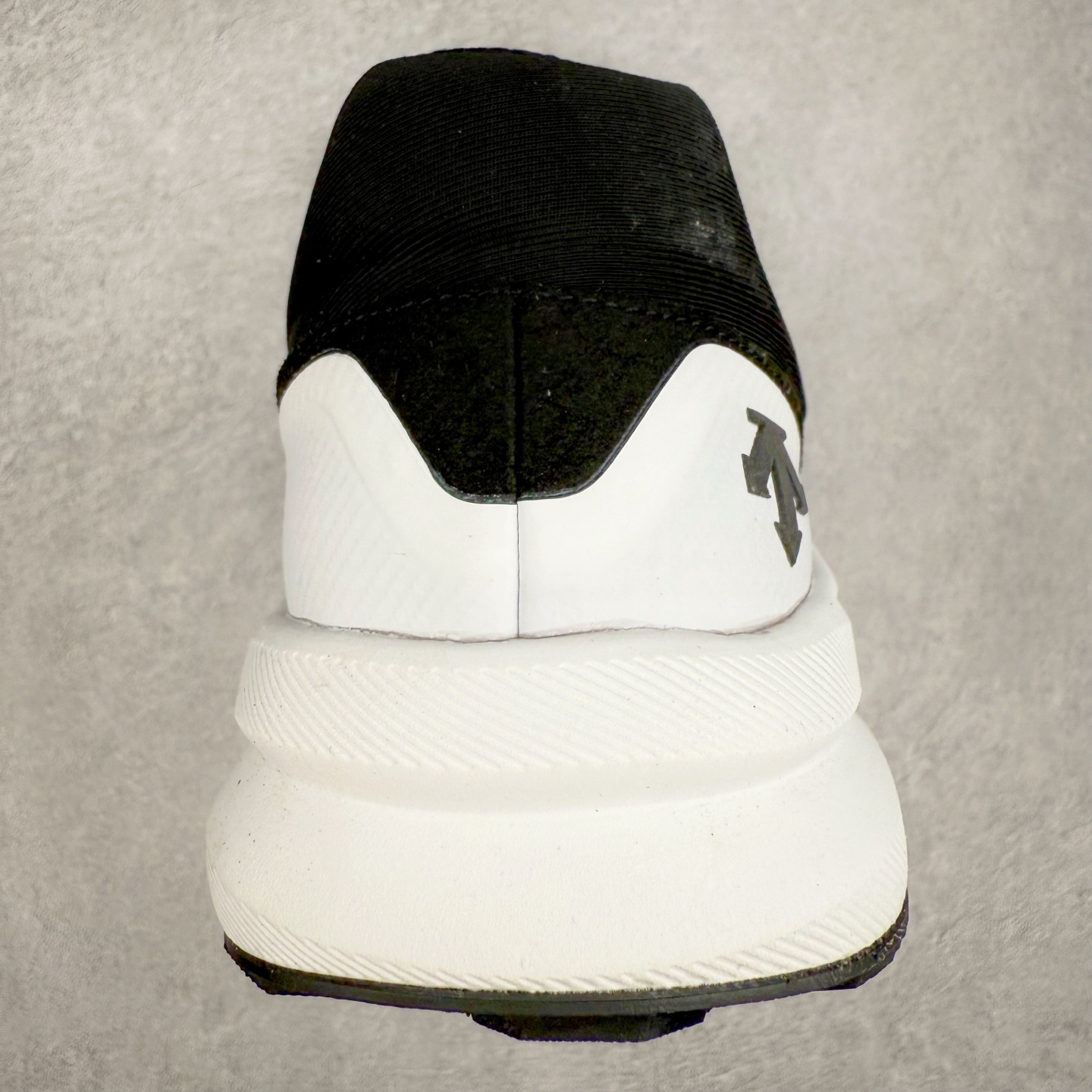 图片[8]-＃HP DESCENTE GORE-TEX 迪桑特时尚舒适百搭防滑耐磨低帮生活休闲鞋 DESCENTE（迪桑特）创立于1935年，品牌名取自法语词汇，意为“滑降”。品牌箭头标识代表滑雪的三种技术“高速直线滑行”、“穿越”和“侧滑”，也寓意品牌在打造高端专业运动产品中不断追求完美的创新精神，致力于成为中国高端专业滑雪、综训、女子、铁人三项、高尔夫的第一品牌。尺码：39 40 40.5 41 42 42.5 43 44 44.5 45-选品中心