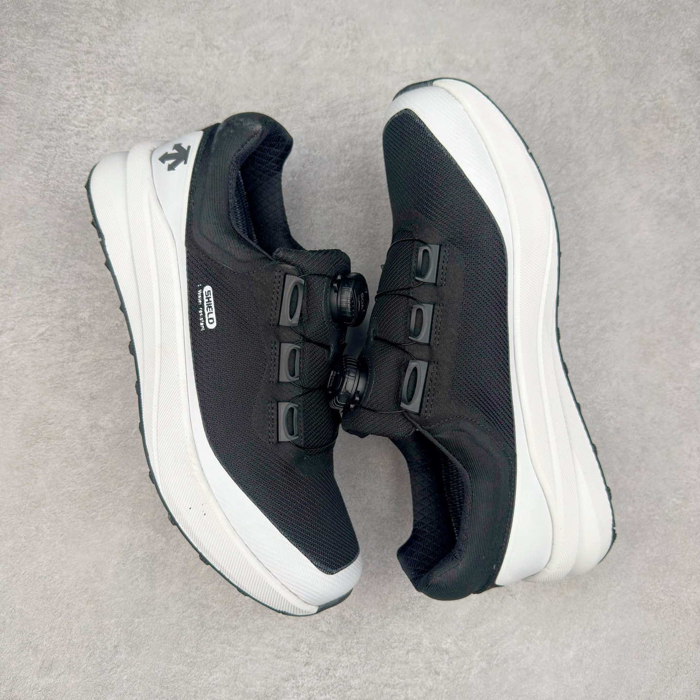 图片[3]-＃HP DESCENTE GORE-TEX 迪桑特时尚舒适百搭防滑耐磨低帮生活休闲鞋 DESCENTE（迪桑特）创立于1935年，品牌名取自法语词汇，意为“滑降”。品牌箭头标识代表滑雪的三种技术“高速直线滑行”、“穿越”和“侧滑”，也寓意品牌在打造高端专业运动产品中不断追求完美的创新精神，致力于成为中国高端专业滑雪、综训、女子、铁人三项、高尔夫的第一品牌。尺码：39 40 40.5 41 42 42.5 43 44 44.5 45-选品中心