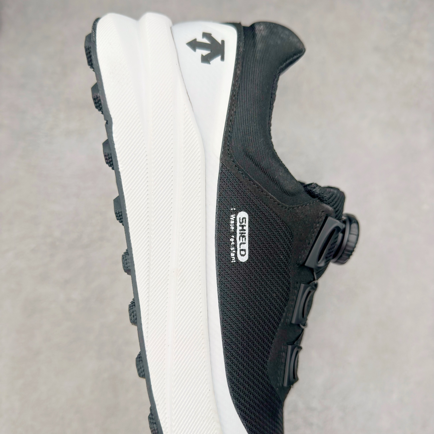 图片[6]-＃HP DESCENTE GORE-TEX 迪桑特时尚舒适百搭防滑耐磨低帮生活休闲鞋 DESCENTE（迪桑特）创立于1935年，品牌名取自法语词汇，意为“滑降”。品牌箭头标识代表滑雪的三种技术“高速直线滑行”、“穿越”和“侧滑”，也寓意品牌在打造高端专业运动产品中不断追求完美的创新精神，致力于成为中国高端专业滑雪、综训、女子、铁人三项、高尔夫的第一品牌。尺码：39 40 40.5 41 42 42.5 43 44 44.5 45-选品中心