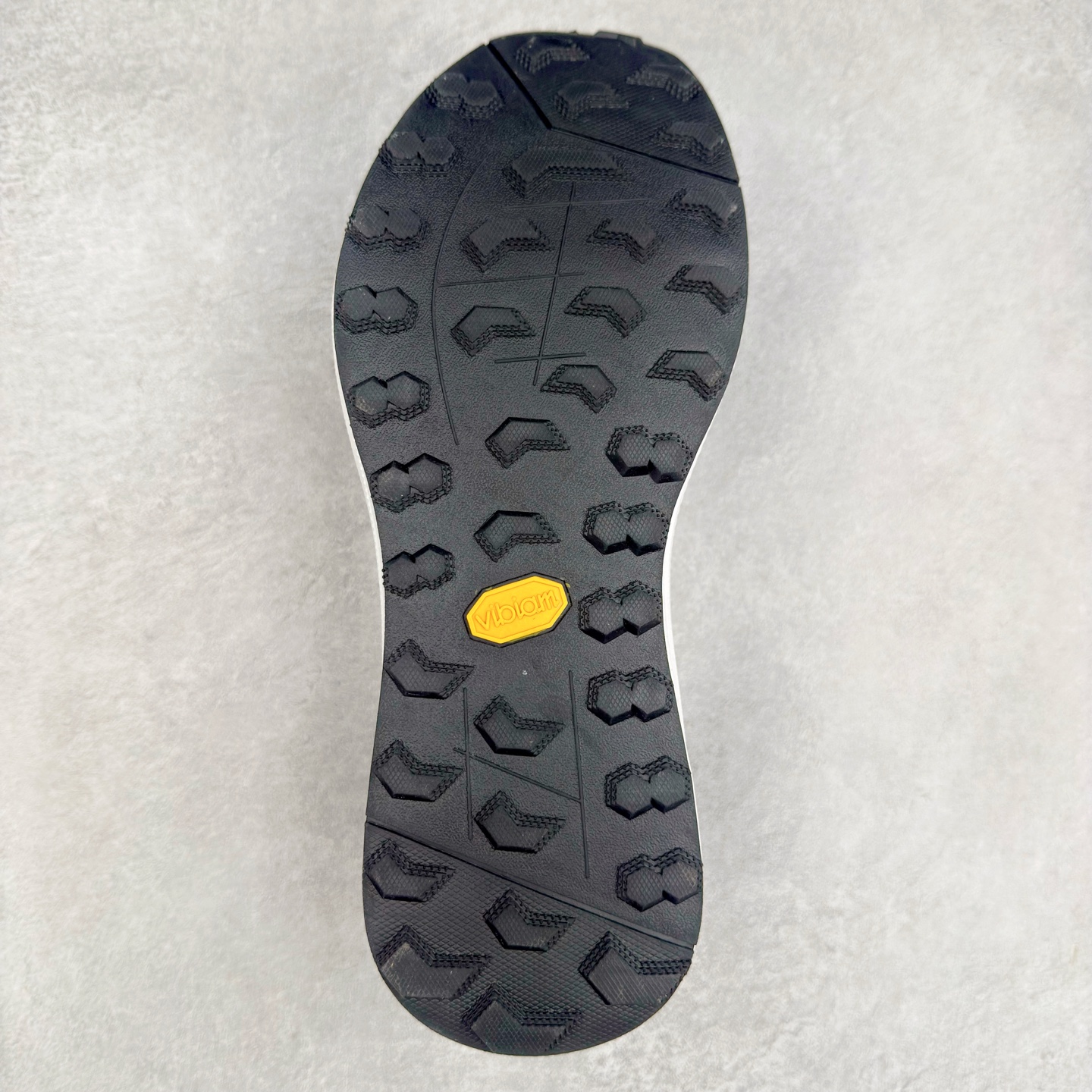 图片[9]-＃HP DESCENTE GORE-TEX 迪桑特时尚舒适百搭防滑耐磨低帮生活休闲鞋 DESCENTE（迪桑特）创立于1935年，品牌名取自法语词汇，意为“滑降”。品牌箭头标识代表滑雪的三种技术“高速直线滑行”、“穿越”和“侧滑”，也寓意品牌在打造高端专业运动产品中不断追求完美的创新精神，致力于成为中国高端专业滑雪、综训、女子、铁人三项、高尔夫的第一品牌。尺码：39 40 40.5 41 42 42.5 43 44 44.5 45-选品中心