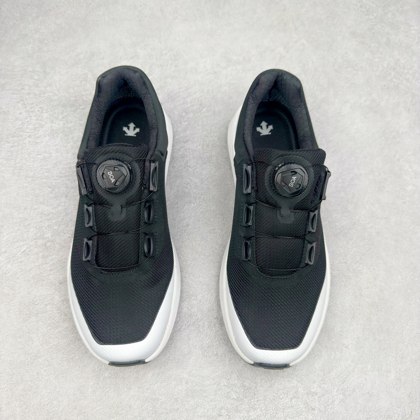 图片[2]-＃HP DESCENTE GORE-TEX 迪桑特时尚舒适百搭防滑耐磨低帮生活休闲鞋 DESCENTE（迪桑特）创立于1935年，品牌名取自法语词汇，意为“滑降”。品牌箭头标识代表滑雪的三种技术“高速直线滑行”、“穿越”和“侧滑”，也寓意品牌在打造高端专业运动产品中不断追求完美的创新精神，致力于成为中国高端专业滑雪、综训、女子、铁人三项、高尔夫的第一品牌。尺码：39 40 40.5 41 42 42.5 43 44 44.5 45-选品中心