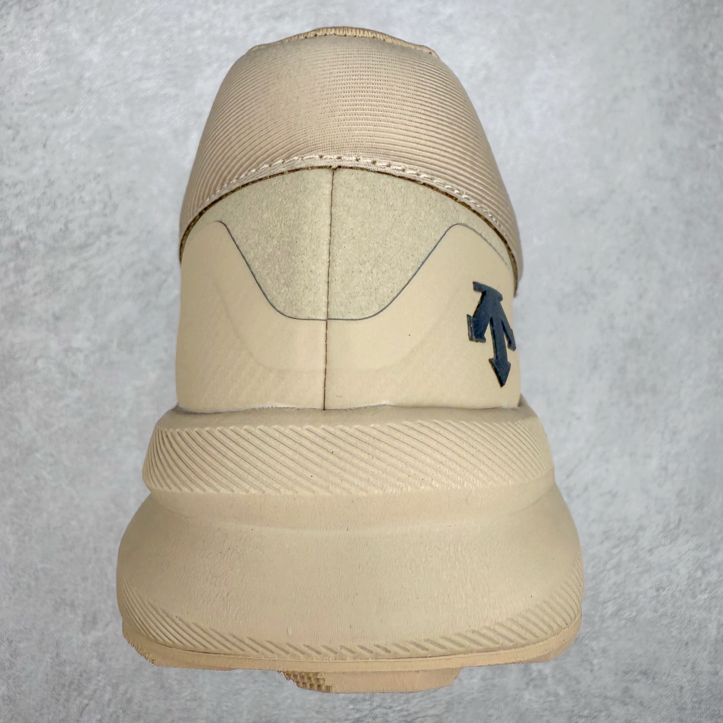 图片[8]-＃HP DESCENTE GORE-TEX 迪桑特时尚舒适百搭防滑耐磨低帮生活休闲鞋 DESCENTE（迪桑特）创立于1935年，品牌名取自法语词汇，意为“滑降”。品牌箭头标识代表滑雪的三种技术“高速直线滑行”、“穿越”和“侧滑”，也寓意品牌在打造高端专业运动产品中不断追求完美的创新精神，致力于成为中国高端专业滑雪、综训、女子、铁人三项、高尔夫的第一品牌。尺码：39 40 40.5 41 42 42.5 43 44 44.5 45-选品中心