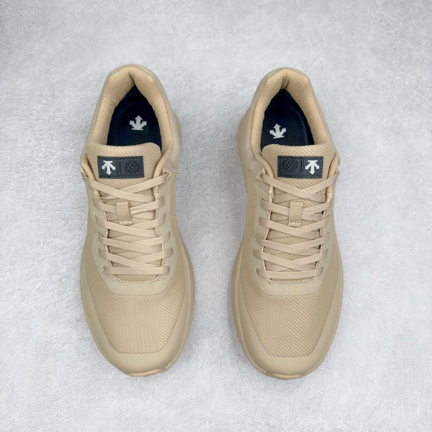 图片[2]-＃HP DESCENTE GORE-TEX 迪桑特时尚舒适百搭防滑耐磨低帮生活休闲鞋 DESCENTE（迪桑特）创立于1935年，品牌名取自法语词汇，意为“滑降”。品牌箭头标识代表滑雪的三种技术“高速直线滑行”、“穿越”和“侧滑”，也寓意品牌在打造高端专业运动产品中不断追求完美的创新精神，致力于成为中国高端专业滑雪、综训、女子、铁人三项、高尔夫的第一品牌。尺码：39 40 40.5 41 42 42.5 43 44 44.5 45-选品中心