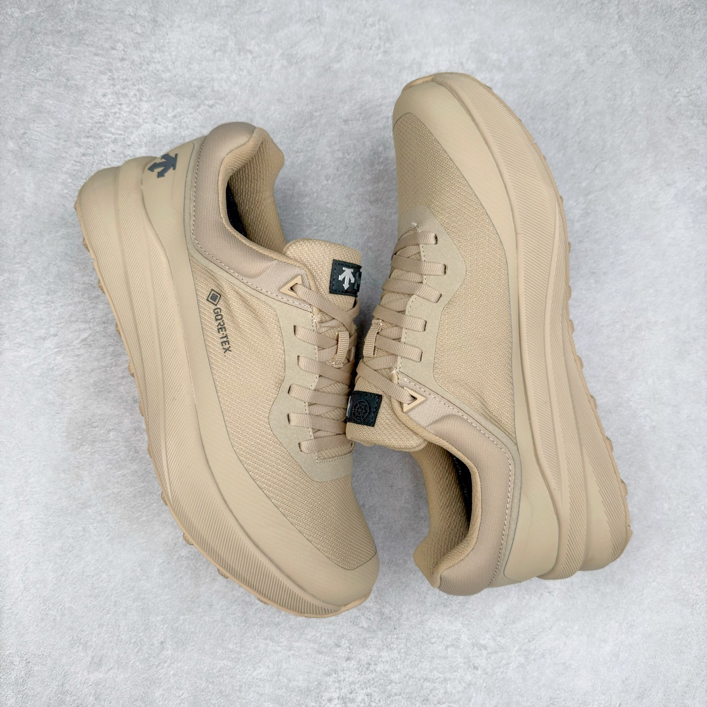 图片[3]-＃HP DESCENTE GORE-TEX 迪桑特时尚舒适百搭防滑耐磨低帮生活休闲鞋 DESCENTE（迪桑特）创立于1935年，品牌名取自法语词汇，意为“滑降”。品牌箭头标识代表滑雪的三种技术“高速直线滑行”、“穿越”和“侧滑”，也寓意品牌在打造高端专业运动产品中不断追求完美的创新精神，致力于成为中国高端专业滑雪、综训、女子、铁人三项、高尔夫的第一品牌。尺码：39 40 40.5 41 42 42.5 43 44 44.5 45-选品中心