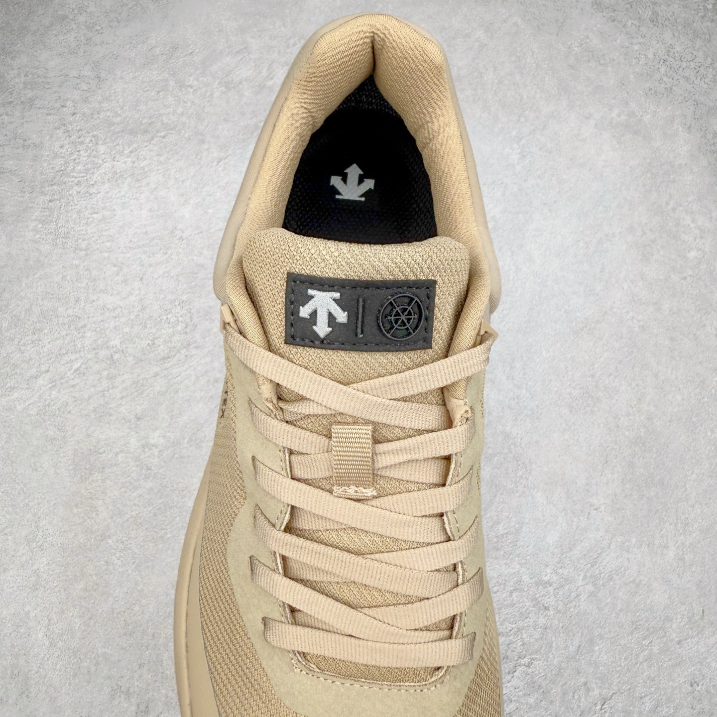 图片[5]-＃HP DESCENTE GORE-TEX 迪桑特时尚舒适百搭防滑耐磨低帮生活休闲鞋 DESCENTE（迪桑特）创立于1935年，品牌名取自法语词汇，意为“滑降”。品牌箭头标识代表滑雪的三种技术“高速直线滑行”、“穿越”和“侧滑”，也寓意品牌在打造高端专业运动产品中不断追求完美的创新精神，致力于成为中国高端专业滑雪、综训、女子、铁人三项、高尔夫的第一品牌。尺码：39 40 40.5 41 42 42.5 43 44 44.5 45-选品中心