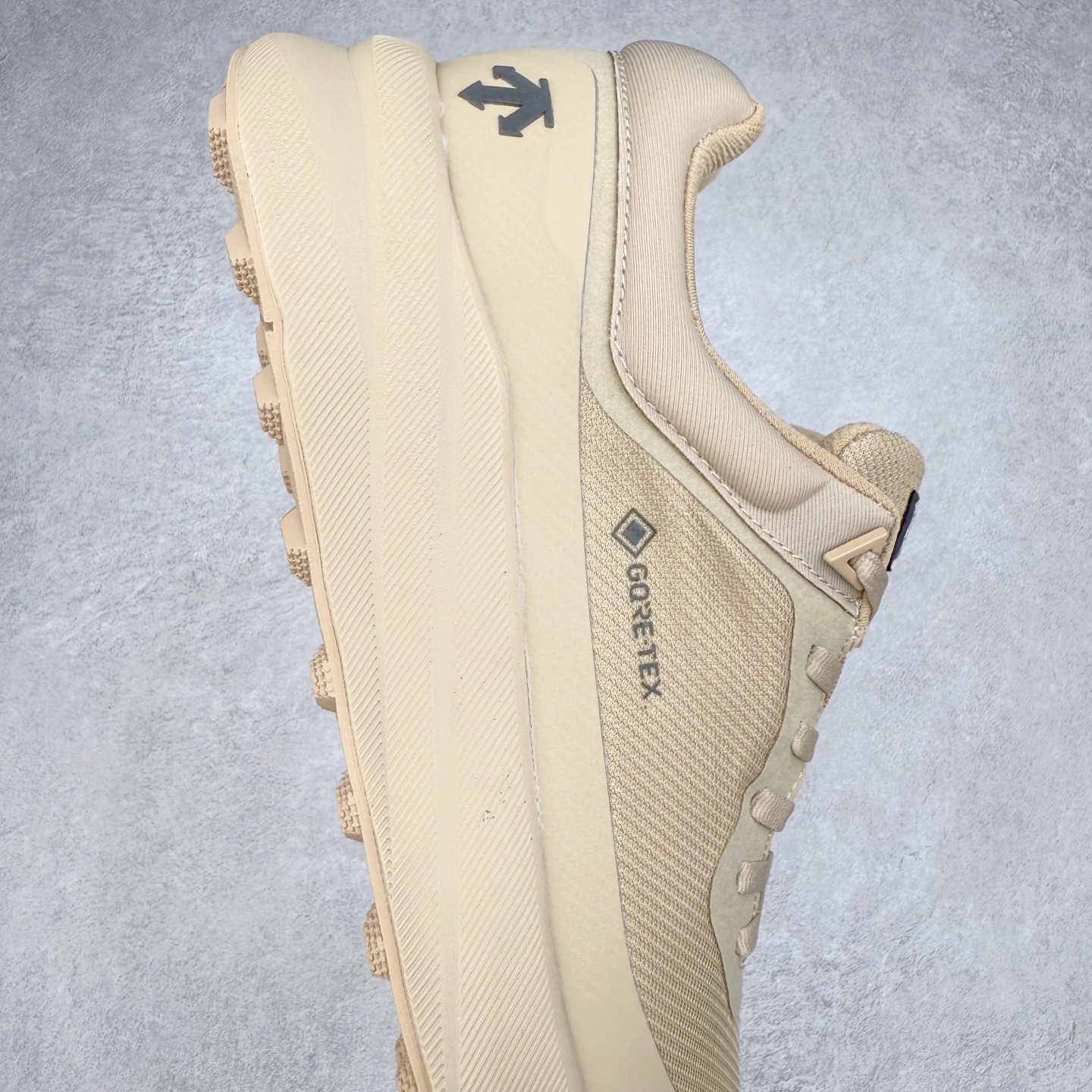 图片[6]-＃HP DESCENTE GORE-TEX 迪桑特时尚舒适百搭防滑耐磨低帮生活休闲鞋 DESCENTE（迪桑特）创立于1935年，品牌名取自法语词汇，意为“滑降”。品牌箭头标识代表滑雪的三种技术“高速直线滑行”、“穿越”和“侧滑”，也寓意品牌在打造高端专业运动产品中不断追求完美的创新精神，致力于成为中国高端专业滑雪、综训、女子、铁人三项、高尔夫的第一品牌。尺码：39 40 40.5 41 42 42.5 43 44 44.5 45-选品中心