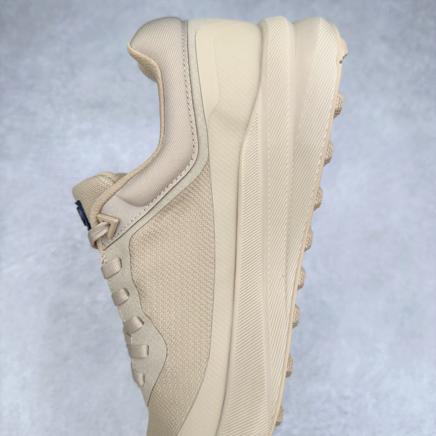 图片[7]-＃HP DESCENTE GORE-TEX 迪桑特时尚舒适百搭防滑耐磨低帮生活休闲鞋 DESCENTE（迪桑特）创立于1935年，品牌名取自法语词汇，意为“滑降”。品牌箭头标识代表滑雪的三种技术“高速直线滑行”、“穿越”和“侧滑”，也寓意品牌在打造高端专业运动产品中不断追求完美的创新精神，致力于成为中国高端专业滑雪、综训、女子、铁人三项、高尔夫的第一品牌。尺码：39 40 40.5 41 42 42.5 43 44 44.5 45-选品中心