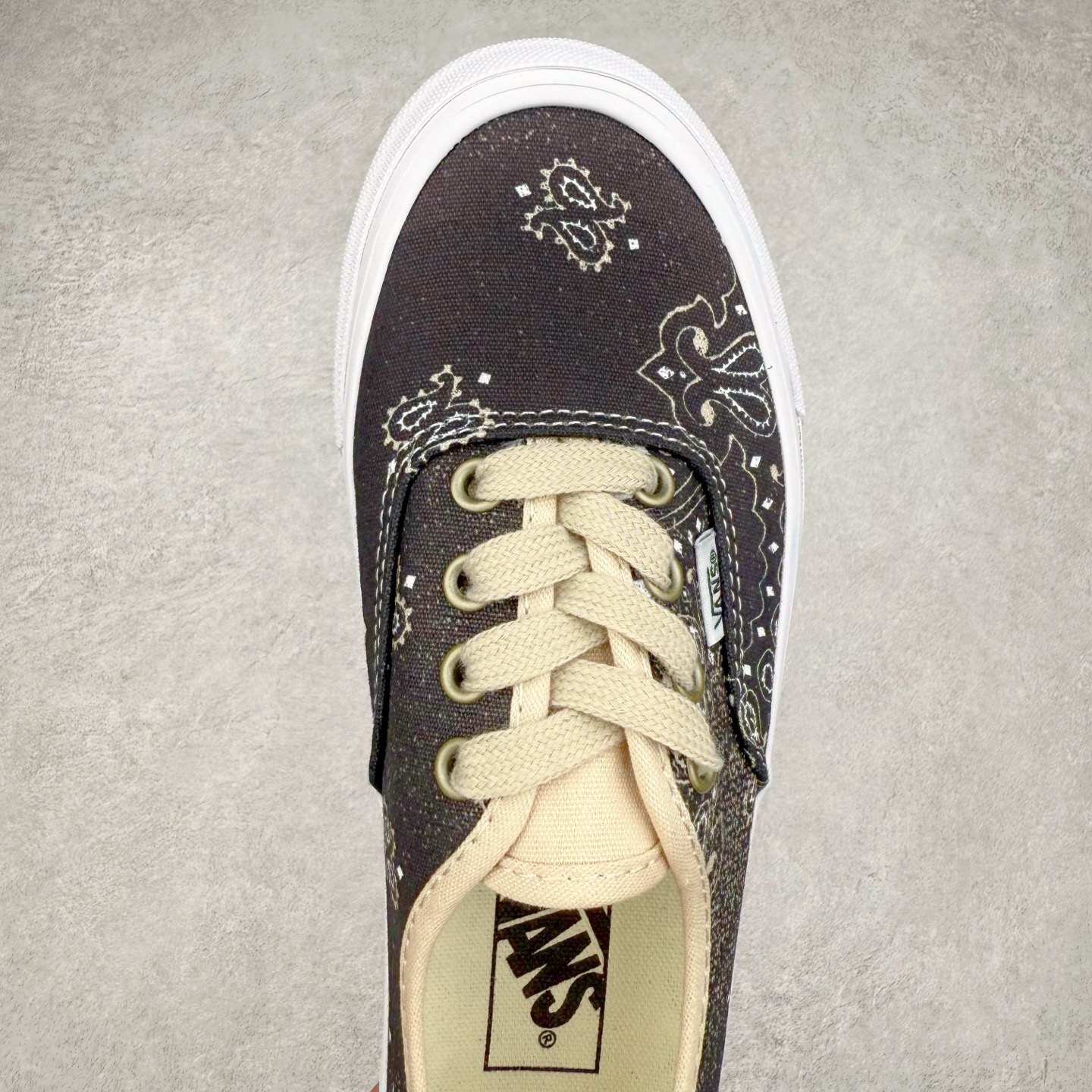 图片[4]-Vans Authentic 44 腰果花 鞋面采用8盎司帆布面料打造，Vans 通过印花的形式在鞋面上不规则的印满了佩斯利腰果花图案，同时运用水洗工艺打造出类似牛仔布的落色效果。鞋带选用亚麻色鞋带营造轻盈质感，古铜色五金配件则为鞋款注入复古灵魂。 货号：VN000D5KESB1 尺码：35 36 36.5 37 38 38.5 39 40 40.5 41 42 42.5 43 44-选品中心