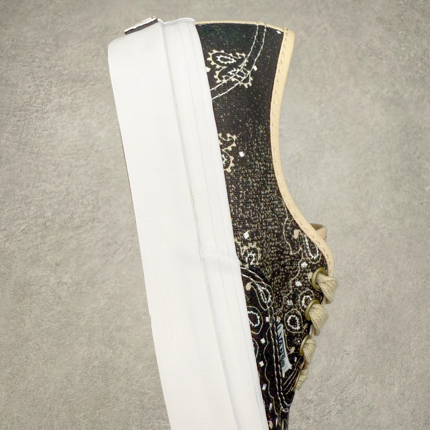 图片[6]-Vans Authentic 44 腰果花 鞋面采用8盎司帆布面料打造，Vans 通过印花的形式在鞋面上不规则的印满了佩斯利腰果花图案，同时运用水洗工艺打造出类似牛仔布的落色效果。鞋带选用亚麻色鞋带营造轻盈质感，古铜色五金配件则为鞋款注入复古灵魂。 货号：VN000D5KESB1 尺码：35 36 36.5 37 38 38.5 39 40 40.5 41 42 42.5 43 44-选品中心