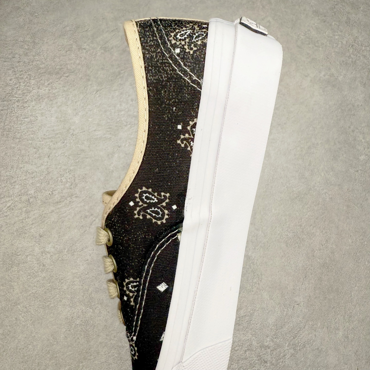 图片[7]-Vans Authentic 44 腰果花 鞋面采用8盎司帆布面料打造，Vans 通过印花的形式在鞋面上不规则的印满了佩斯利腰果花图案，同时运用水洗工艺打造出类似牛仔布的落色效果。鞋带选用亚麻色鞋带营造轻盈质感，古铜色五金配件则为鞋款注入复古灵魂。 货号：VN000D5KESB1 尺码：35 36 36.5 37 38 38.5 39 40 40.5 41 42 42.5 43 44-选品中心