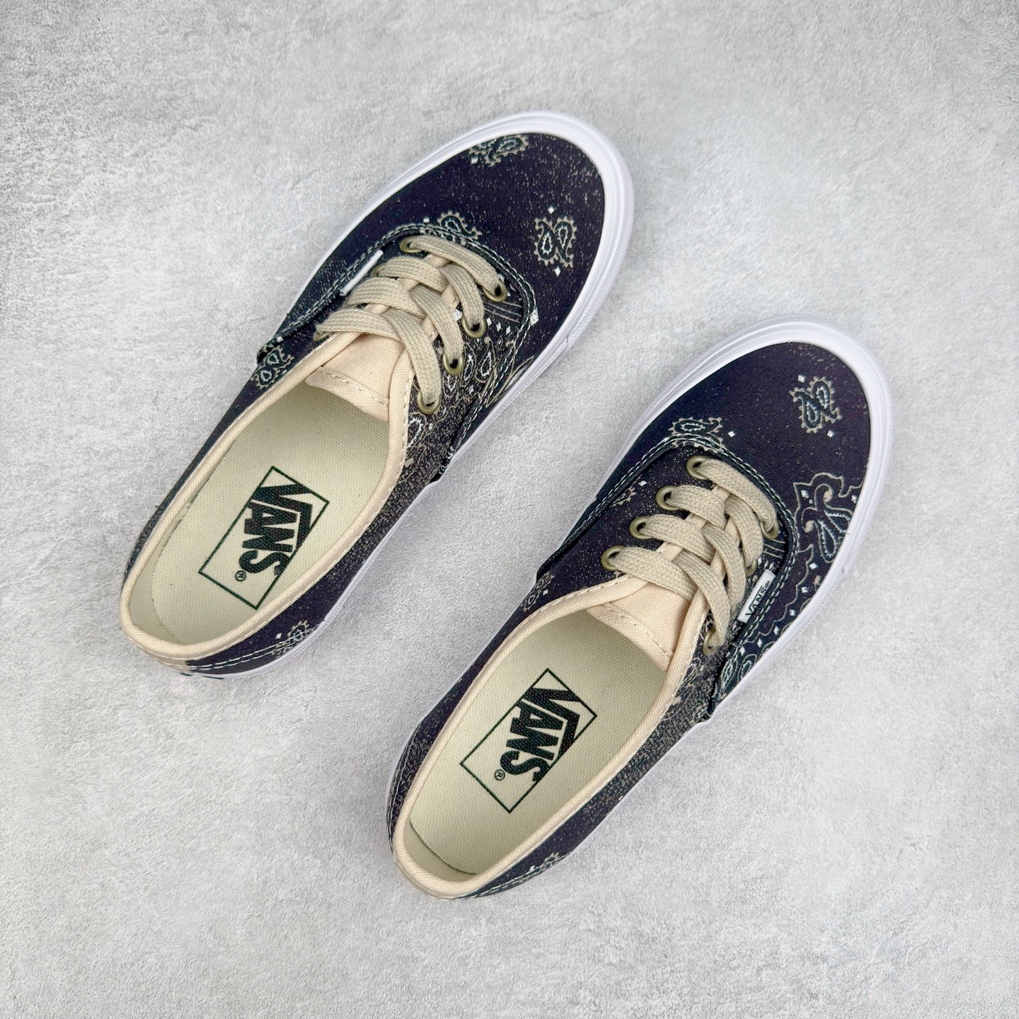 图片[3]-Vans Authentic 44 腰果花 鞋面采用8盎司帆布面料打造，Vans 通过印花的形式在鞋面上不规则的印满了佩斯利腰果花图案，同时运用水洗工艺打造出类似牛仔布的落色效果。鞋带选用亚麻色鞋带营造轻盈质感，古铜色五金配件则为鞋款注入复古灵魂。 货号：VN000D5KESB1 尺码：35 36 36.5 37 38 38.5 39 40 40.5 41 42 42.5 43 44-选品中心