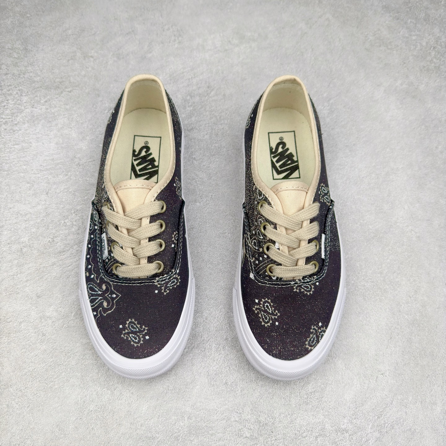 图片[2]-Vans Authentic 44 腰果花 鞋面采用8盎司帆布面料打造，Vans 通过印花的形式在鞋面上不规则的印满了佩斯利腰果花图案，同时运用水洗工艺打造出类似牛仔布的落色效果。鞋带选用亚麻色鞋带营造轻盈质感，古铜色五金配件则为鞋款注入复古灵魂。 货号：VN000D5KESB1 尺码：35 36 36.5 37 38 38.5 39 40 40.5 41 42 42.5 43 44-选品中心