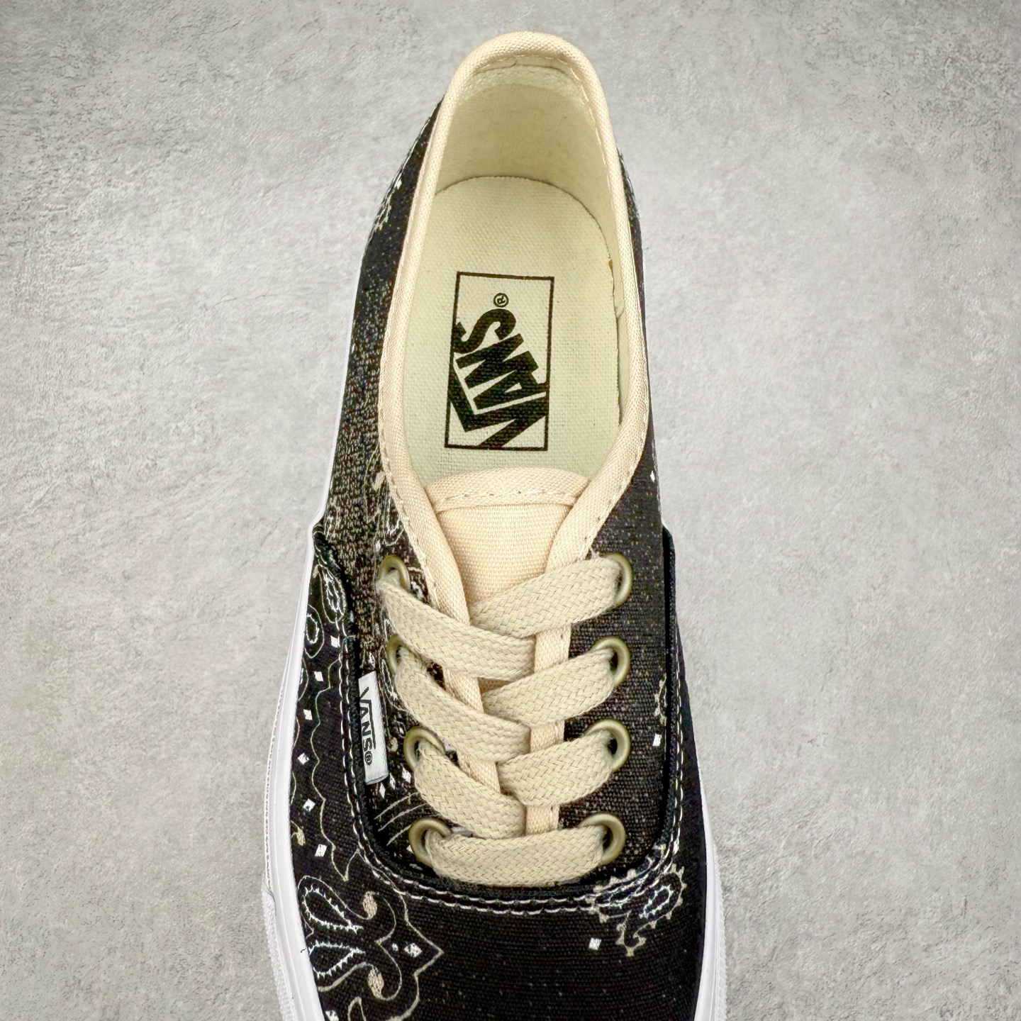 图片[5]-Vans Authentic 44 腰果花 鞋面采用8盎司帆布面料打造，Vans 通过印花的形式在鞋面上不规则的印满了佩斯利腰果花图案，同时运用水洗工艺打造出类似牛仔布的落色效果。鞋带选用亚麻色鞋带营造轻盈质感，古铜色五金配件则为鞋款注入复古灵魂。 货号：VN000D5KESB1 尺码：35 36 36.5 37 38 38.5 39 40 40.5 41 42 42.5 43 44-选品中心