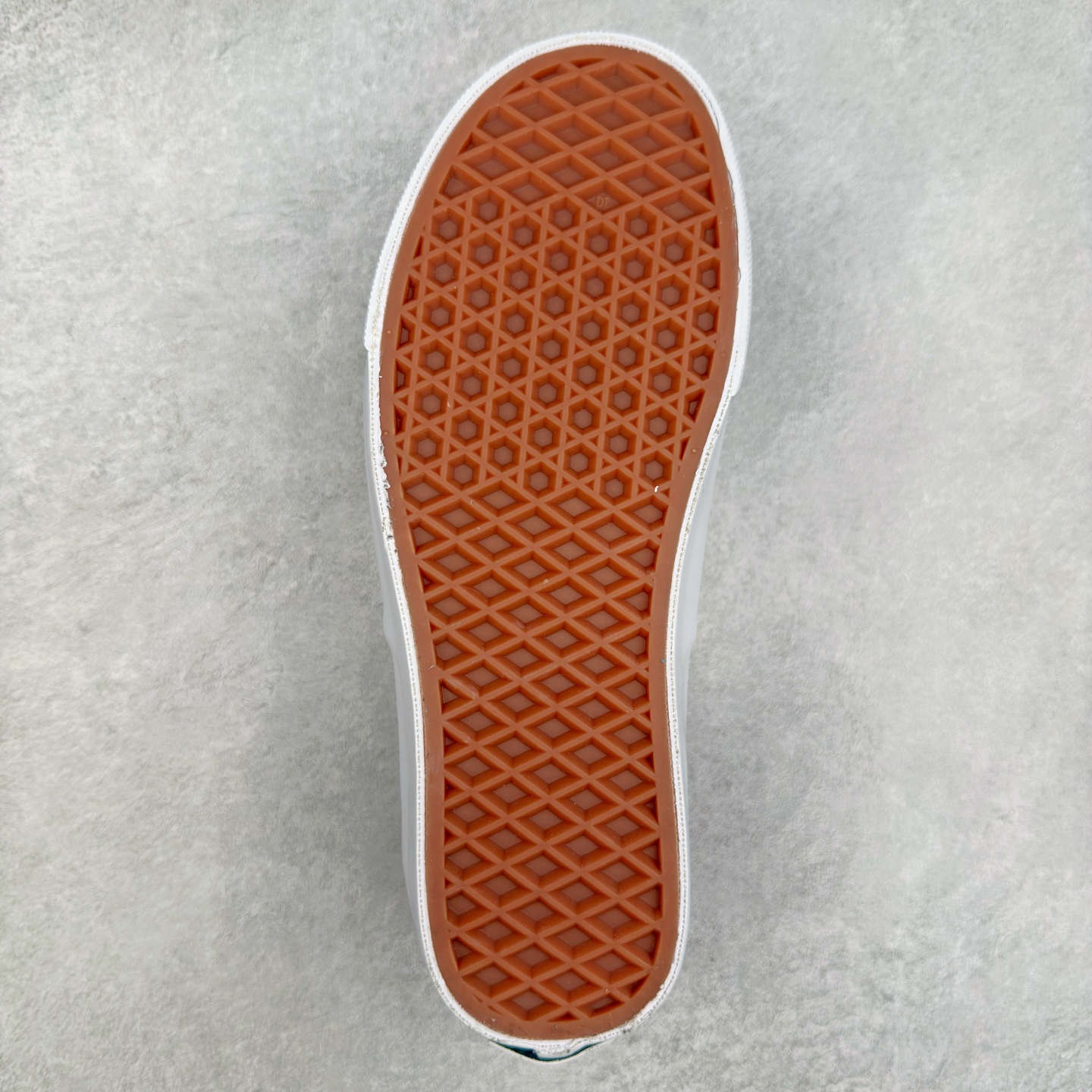 图片[9]-Vans Authentic 44 腰果花 鞋面采用8盎司帆布面料打造，Vans 通过印花的形式在鞋面上不规则的印满了佩斯利腰果花图案，同时运用水洗工艺打造出类似牛仔布的落色效果。鞋带选用亚麻色鞋带营造轻盈质感，古铜色五金配件则为鞋款注入复古灵魂。 货号：VN000D5KESB1 尺码：35 36 36.5 37 38 38.5 39 40 40.5 41 42 42.5 43 44-选品中心