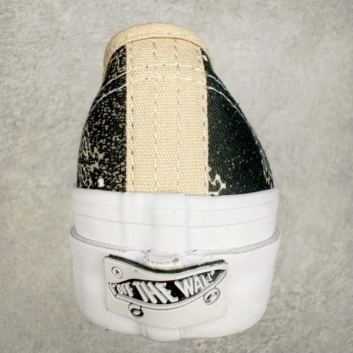 图片[8]-Vans Authentic 44 腰果花 鞋面采用8盎司帆布面料打造，Vans 通过印花的形式在鞋面上不规则的印满了佩斯利腰果花图案，同时运用水洗工艺打造出类似牛仔布的落色效果。鞋带选用亚麻色鞋带营造轻盈质感，古铜色五金配件则为鞋款注入复古灵魂。 货号：VN000D5KESB1 尺码：35 36 36.5 37 38 38.5 39 40 40.5 41 42 42.5 43 44-选品中心