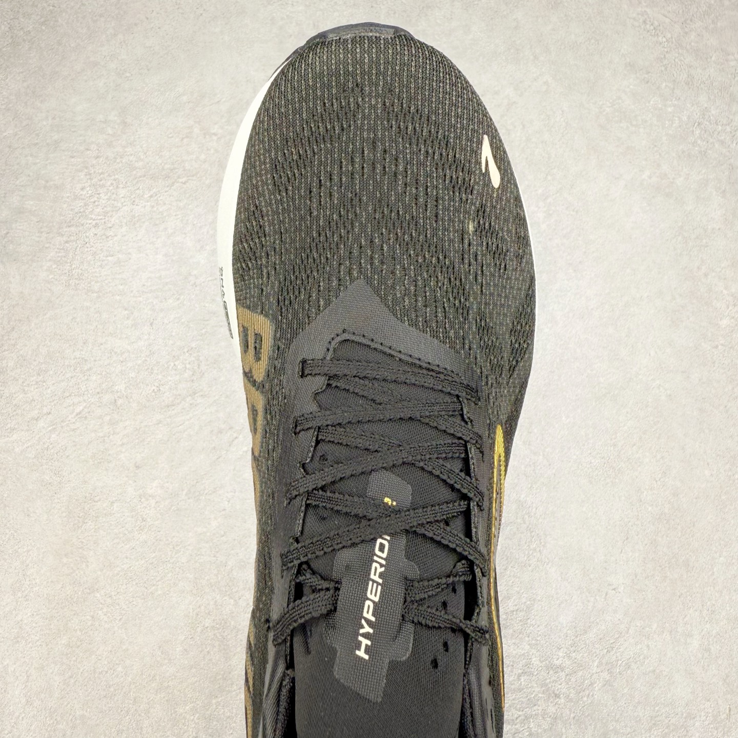 图片[4]-Brooks Hyperion 布鲁克斯旋风2代舒适百搭防滑轻便低帮跑步鞋 Brooks 四大跑鞋之一 百年品牌 跑鞋从外形上基本就能判断这是一款速度跑鞋 简洁干练的外形结构和极强的运动流线型看着非常有速度感 上脚的第一感觉是非常轻 美码9码的鞋单只206g不到 从个人偏好来说 200g左右的竞速鞋最具安全感 鞋面采用单层网布 很薄 前掌使用了大量开放式网眼 排气直接快速 透气性上乘 鞋舌也是轻量化设计 仅为一层麂皮 和脚背完美贴合 鞋舌中央有个防偏穿孔 从实际穿着来看 通常鞋舌都是外偏 如果是防偏穿孔位于中心 防偏效果其实并不十分有效 如果采用趋外侧的偏心设计更有效 鞋帮泡棉填充量不大 但非常紧凑 贴合舒适 包裹稳固 内置硬质TPU保证必要的稳定性 跑鞋中底采用的是DNA FLASH科技材料 DNA FLASH中底科技 是Brooks第一款将氮气注入中底的创新科技 主要原理是借助“超临界流体”发泡技术 将液态氮稳定的转化为气态氮 并使其均匀地形成无数紧密贴合的密闭式气囊结构 尺码：36 36.5 37.5 38 38.5 39 40 40.5 41 42 42.5 43 44 44.5 45 46-选品中心
