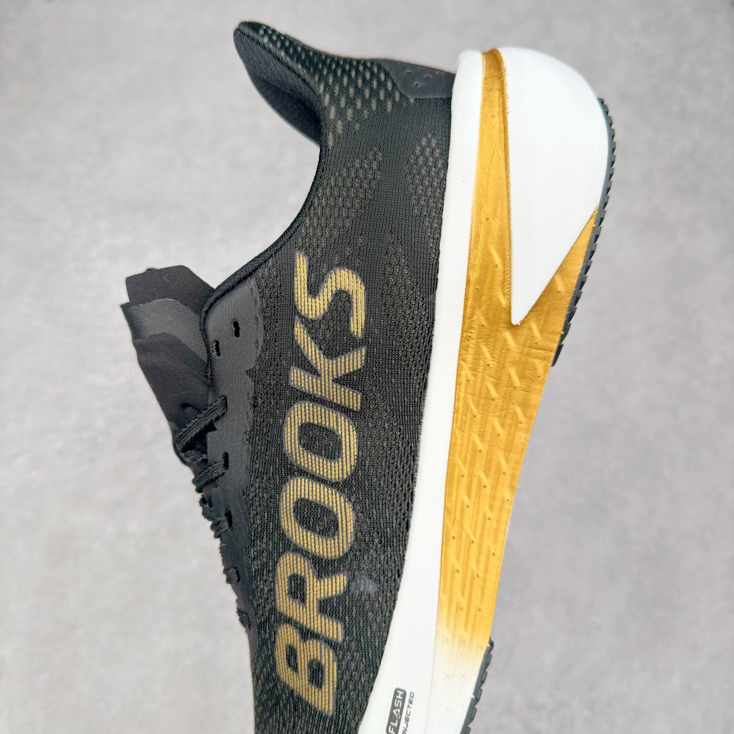 图片[7]-Brooks Hyperion 布鲁克斯旋风2代舒适百搭防滑轻便低帮跑步鞋 Brooks 四大跑鞋之一 百年品牌 跑鞋从外形上基本就能判断这是一款速度跑鞋 简洁干练的外形结构和极强的运动流线型看着非常有速度感 上脚的第一感觉是非常轻 美码9码的鞋单只206g不到 从个人偏好来说 200g左右的竞速鞋最具安全感 鞋面采用单层网布 很薄 前掌使用了大量开放式网眼 排气直接快速 透气性上乘 鞋舌也是轻量化设计 仅为一层麂皮 和脚背完美贴合 鞋舌中央有个防偏穿孔 从实际穿着来看 通常鞋舌都是外偏 如果是防偏穿孔位于中心 防偏效果其实并不十分有效 如果采用趋外侧的偏心设计更有效 鞋帮泡棉填充量不大 但非常紧凑 贴合舒适 包裹稳固 内置硬质TPU保证必要的稳定性 跑鞋中底采用的是DNA FLASH科技材料 DNA FLASH中底科技 是Brooks第一款将氮气注入中底的创新科技 主要原理是借助“超临界流体”发泡技术 将液态氮稳定的转化为气态氮 并使其均匀地形成无数紧密贴合的密闭式气囊结构 尺码：36 36.5 37.5 38 38.5 39 40 40.5 41 42 42.5 43 44 44.5 45 46-选品中心