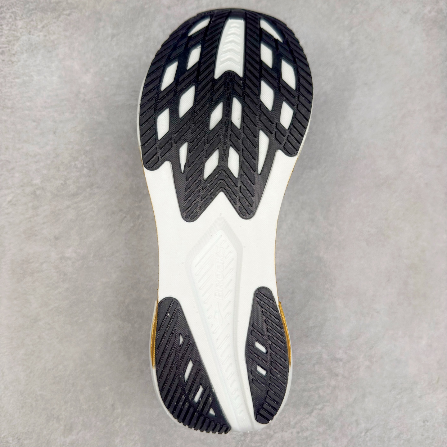 图片[9]-Brooks Hyperion 布鲁克斯旋风2代舒适百搭防滑轻便低帮跑步鞋 Brooks 四大跑鞋之一 百年品牌 跑鞋从外形上基本就能判断这是一款速度跑鞋 简洁干练的外形结构和极强的运动流线型看着非常有速度感 上脚的第一感觉是非常轻 美码9码的鞋单只206g不到 从个人偏好来说 200g左右的竞速鞋最具安全感 鞋面采用单层网布 很薄 前掌使用了大量开放式网眼 排气直接快速 透气性上乘 鞋舌也是轻量化设计 仅为一层麂皮 和脚背完美贴合 鞋舌中央有个防偏穿孔 从实际穿着来看 通常鞋舌都是外偏 如果是防偏穿孔位于中心 防偏效果其实并不十分有效 如果采用趋外侧的偏心设计更有效 鞋帮泡棉填充量不大 但非常紧凑 贴合舒适 包裹稳固 内置硬质TPU保证必要的稳定性 跑鞋中底采用的是DNA FLASH科技材料 DNA FLASH中底科技 是Brooks第一款将氮气注入中底的创新科技 主要原理是借助“超临界流体”发泡技术 将液态氮稳定的转化为气态氮 并使其均匀地形成无数紧密贴合的密闭式气囊结构 尺码：36 36.5 37.5 38 38.5 39 40 40.5 41 42 42.5 43 44 44.5 45 46-选品中心