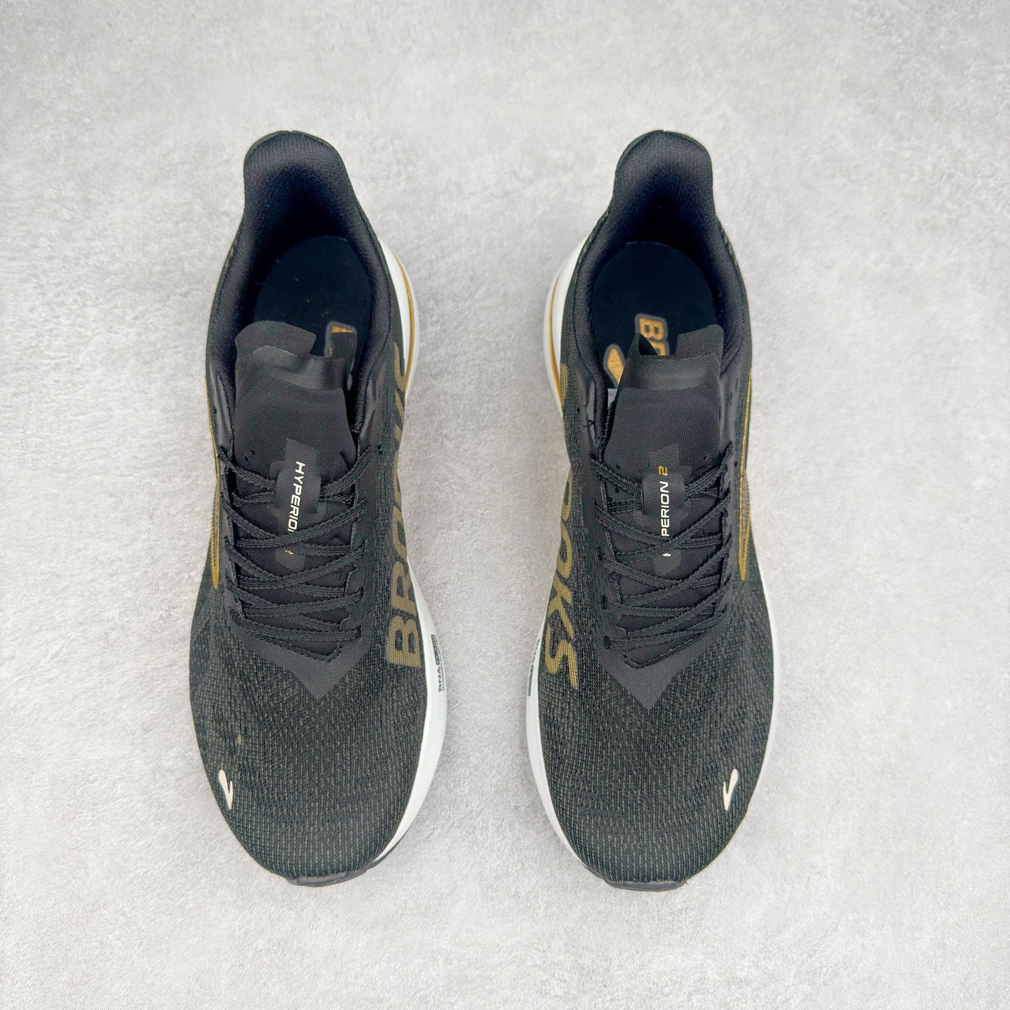 图片[2]-Brooks Hyperion 布鲁克斯旋风2代舒适百搭防滑轻便低帮跑步鞋 Brooks 四大跑鞋之一 百年品牌 跑鞋从外形上基本就能判断这是一款速度跑鞋 简洁干练的外形结构和极强的运动流线型看着非常有速度感 上脚的第一感觉是非常轻 美码9码的鞋单只206g不到 从个人偏好来说 200g左右的竞速鞋最具安全感 鞋面采用单层网布 很薄 前掌使用了大量开放式网眼 排气直接快速 透气性上乘 鞋舌也是轻量化设计 仅为一层麂皮 和脚背完美贴合 鞋舌中央有个防偏穿孔 从实际穿着来看 通常鞋舌都是外偏 如果是防偏穿孔位于中心 防偏效果其实并不十分有效 如果采用趋外侧的偏心设计更有效 鞋帮泡棉填充量不大 但非常紧凑 贴合舒适 包裹稳固 内置硬质TPU保证必要的稳定性 跑鞋中底采用的是DNA FLASH科技材料 DNA FLASH中底科技 是Brooks第一款将氮气注入中底的创新科技 主要原理是借助“超临界流体”发泡技术 将液态氮稳定的转化为气态氮 并使其均匀地形成无数紧密贴合的密闭式气囊结构 尺码：36 36.5 37.5 38 38.5 39 40 40.5 41 42 42.5 43 44 44.5 45 46-选品中心