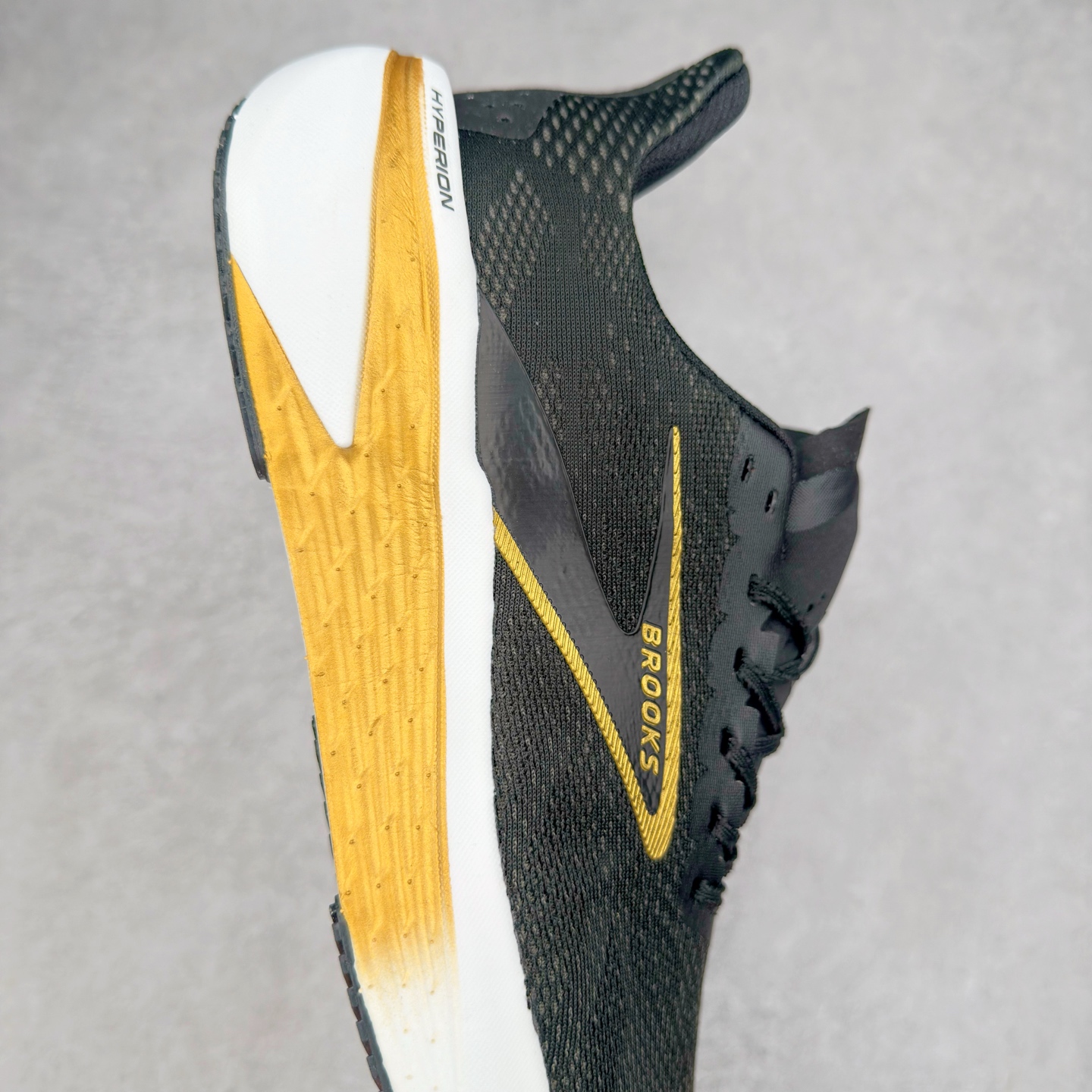 图片[6]-Brooks Hyperion 布鲁克斯旋风2代舒适百搭防滑轻便低帮跑步鞋 Brooks 四大跑鞋之一 百年品牌 跑鞋从外形上基本就能判断这是一款速度跑鞋 简洁干练的外形结构和极强的运动流线型看着非常有速度感 上脚的第一感觉是非常轻 美码9码的鞋单只206g不到 从个人偏好来说 200g左右的竞速鞋最具安全感 鞋面采用单层网布 很薄 前掌使用了大量开放式网眼 排气直接快速 透气性上乘 鞋舌也是轻量化设计 仅为一层麂皮 和脚背完美贴合 鞋舌中央有个防偏穿孔 从实际穿着来看 通常鞋舌都是外偏 如果是防偏穿孔位于中心 防偏效果其实并不十分有效 如果采用趋外侧的偏心设计更有效 鞋帮泡棉填充量不大 但非常紧凑 贴合舒适 包裹稳固 内置硬质TPU保证必要的稳定性 跑鞋中底采用的是DNA FLASH科技材料 DNA FLASH中底科技 是Brooks第一款将氮气注入中底的创新科技 主要原理是借助“超临界流体”发泡技术 将液态氮稳定的转化为气态氮 并使其均匀地形成无数紧密贴合的密闭式气囊结构 尺码：36 36.5 37.5 38 38.5 39 40 40.5 41 42 42.5 43 44 44.5 45 46-选品中心