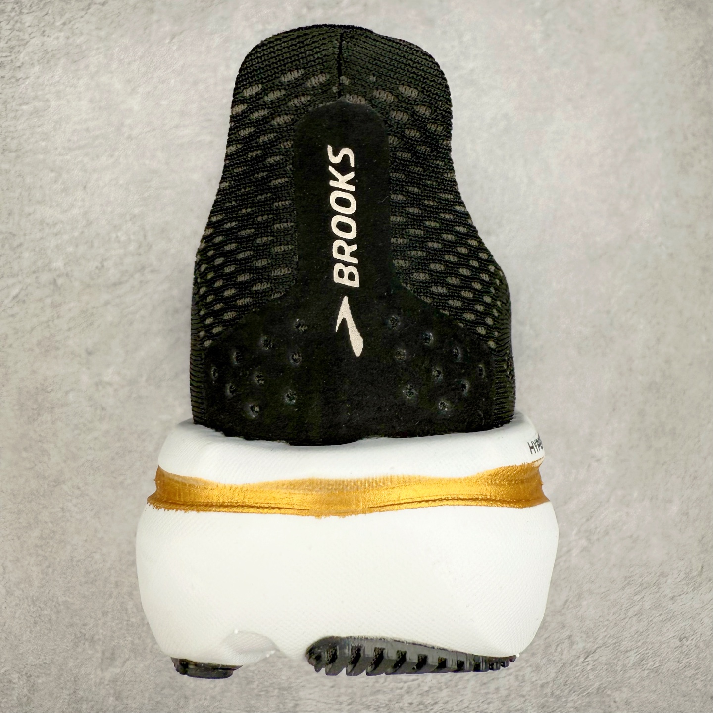 图片[8]-Brooks Hyperion 布鲁克斯旋风2代舒适百搭防滑轻便低帮跑步鞋 Brooks 四大跑鞋之一 百年品牌 跑鞋从外形上基本就能判断这是一款速度跑鞋 简洁干练的外形结构和极强的运动流线型看着非常有速度感 上脚的第一感觉是非常轻 美码9码的鞋单只206g不到 从个人偏好来说 200g左右的竞速鞋最具安全感 鞋面采用单层网布 很薄 前掌使用了大量开放式网眼 排气直接快速 透气性上乘 鞋舌也是轻量化设计 仅为一层麂皮 和脚背完美贴合 鞋舌中央有个防偏穿孔 从实际穿着来看 通常鞋舌都是外偏 如果是防偏穿孔位于中心 防偏效果其实并不十分有效 如果采用趋外侧的偏心设计更有效 鞋帮泡棉填充量不大 但非常紧凑 贴合舒适 包裹稳固 内置硬质TPU保证必要的稳定性 跑鞋中底采用的是DNA FLASH科技材料 DNA FLASH中底科技 是Brooks第一款将氮气注入中底的创新科技 主要原理是借助“超临界流体”发泡技术 将液态氮稳定的转化为气态氮 并使其均匀地形成无数紧密贴合的密闭式气囊结构 尺码：36 36.5 37.5 38 38.5 39 40 40.5 41 42 42.5 43 44 44.5 45 46-选品中心