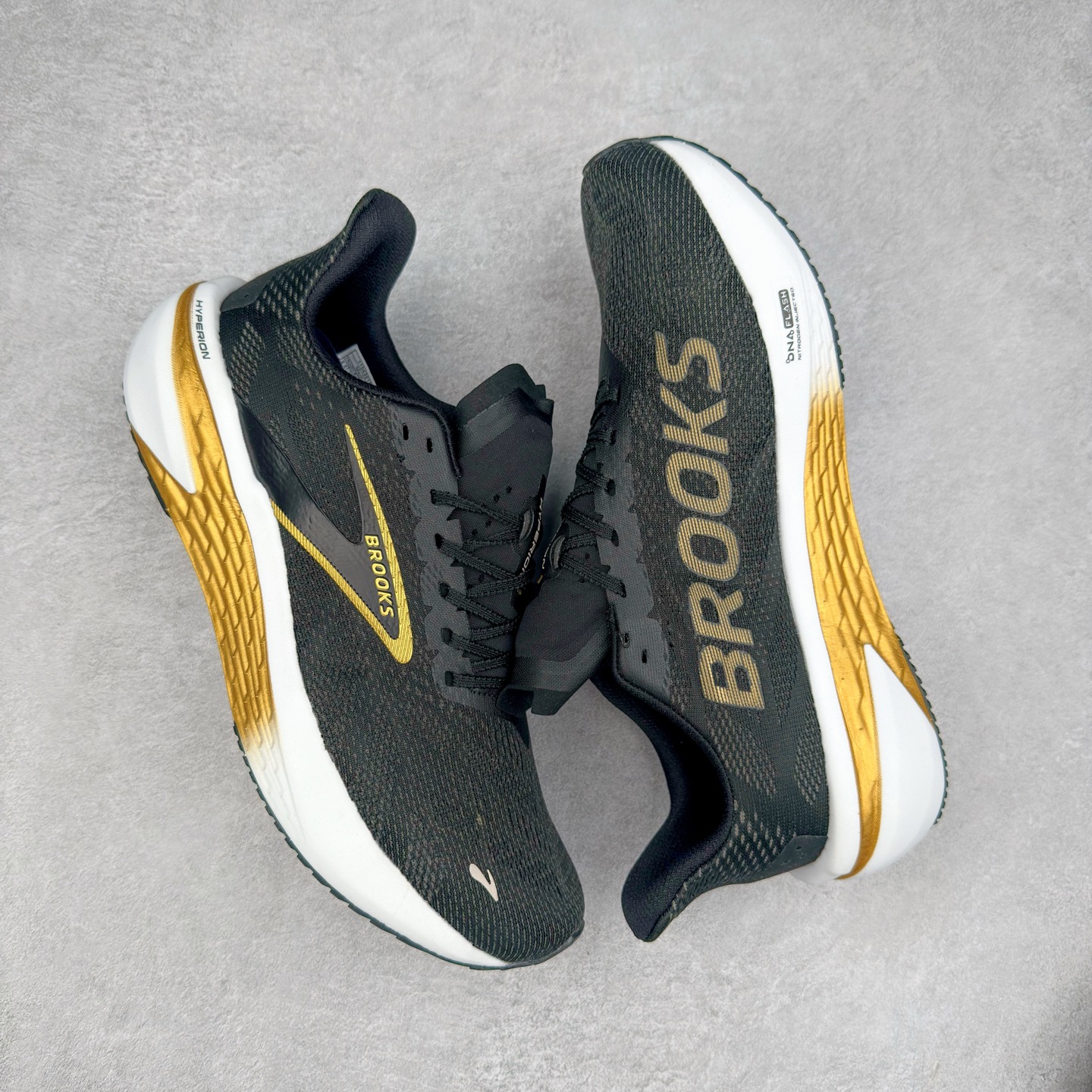 图片[3]-Brooks Hyperion 布鲁克斯旋风2代舒适百搭防滑轻便低帮跑步鞋 Brooks 四大跑鞋之一 百年品牌 跑鞋从外形上基本就能判断这是一款速度跑鞋 简洁干练的外形结构和极强的运动流线型看着非常有速度感 上脚的第一感觉是非常轻 美码9码的鞋单只206g不到 从个人偏好来说 200g左右的竞速鞋最具安全感 鞋面采用单层网布 很薄 前掌使用了大量开放式网眼 排气直接快速 透气性上乘 鞋舌也是轻量化设计 仅为一层麂皮 和脚背完美贴合 鞋舌中央有个防偏穿孔 从实际穿着来看 通常鞋舌都是外偏 如果是防偏穿孔位于中心 防偏效果其实并不十分有效 如果采用趋外侧的偏心设计更有效 鞋帮泡棉填充量不大 但非常紧凑 贴合舒适 包裹稳固 内置硬质TPU保证必要的稳定性 跑鞋中底采用的是DNA FLASH科技材料 DNA FLASH中底科技 是Brooks第一款将氮气注入中底的创新科技 主要原理是借助“超临界流体”发泡技术 将液态氮稳定的转化为气态氮 并使其均匀地形成无数紧密贴合的密闭式气囊结构 尺码：36 36.5 37.5 38 38.5 39 40 40.5 41 42 42.5 43 44 44.5 45 46-选品中心