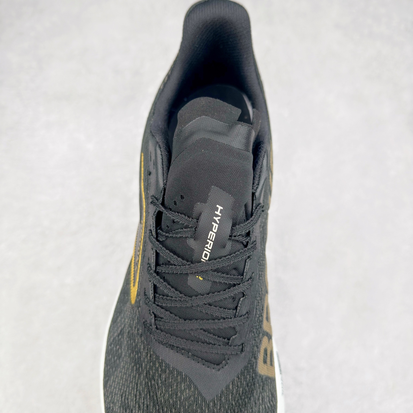 图片[5]-Brooks Hyperion 布鲁克斯旋风2代舒适百搭防滑轻便低帮跑步鞋 Brooks 四大跑鞋之一 百年品牌 跑鞋从外形上基本就能判断这是一款速度跑鞋 简洁干练的外形结构和极强的运动流线型看着非常有速度感 上脚的第一感觉是非常轻 美码9码的鞋单只206g不到 从个人偏好来说 200g左右的竞速鞋最具安全感 鞋面采用单层网布 很薄 前掌使用了大量开放式网眼 排气直接快速 透气性上乘 鞋舌也是轻量化设计 仅为一层麂皮 和脚背完美贴合 鞋舌中央有个防偏穿孔 从实际穿着来看 通常鞋舌都是外偏 如果是防偏穿孔位于中心 防偏效果其实并不十分有效 如果采用趋外侧的偏心设计更有效 鞋帮泡棉填充量不大 但非常紧凑 贴合舒适 包裹稳固 内置硬质TPU保证必要的稳定性 跑鞋中底采用的是DNA FLASH科技材料 DNA FLASH中底科技 是Brooks第一款将氮气注入中底的创新科技 主要原理是借助“超临界流体”发泡技术 将液态氮稳定的转化为气态氮 并使其均匀地形成无数紧密贴合的密闭式气囊结构 尺码：36 36.5 37.5 38 38.5 39 40 40.5 41 42 42.5 43 44 44.5 45 46-选品中心