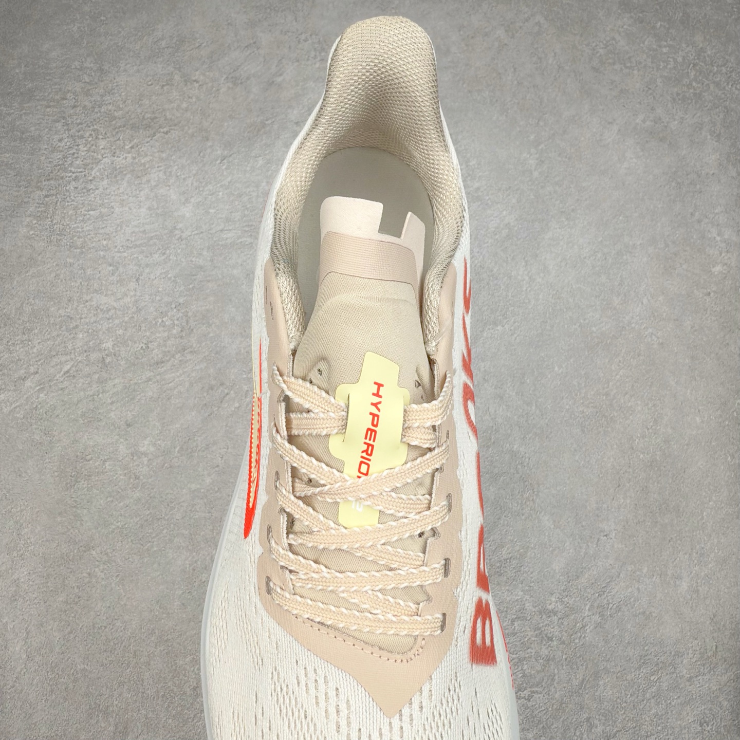 图片[5]-Brooks Hyperion 布鲁克斯旋风2代舒适百搭防滑轻便低帮跑步鞋 Brooks 四大跑鞋之一 百年品牌 跑鞋从外形上基本就能判断这是一款速度跑鞋 简洁干练的外形结构和极强的运动流线型看着非常有速度感 上脚的第一感觉是非常轻 美码9码的鞋单只206g不到 从个人偏好来说 200g左右的竞速鞋最具安全感 鞋面采用单层网布 很薄 前掌使用了大量开放式网眼 排气直接快速 透气性上乘 鞋舌也是轻量化设计 仅为一层麂皮 和脚背完美贴合 鞋舌中央有个防偏穿孔 从实际穿着来看 通常鞋舌都是外偏 如果是防偏穿孔位于中心 防偏效果其实并不十分有效 如果采用趋外侧的偏心设计更有效 鞋帮泡棉填充量不大 但非常紧凑 贴合舒适 包裹稳固 内置硬质TPU保证必要的稳定性 跑鞋中底采用的是DNA FLASH科技材料 DNA FLASH中底科技 是Brooks第一款将氮气注入中底的创新科技 主要原理是借助“超临界流体”发泡技术 将液态氮稳定的转化为气态氮 并使其均匀地形成无数紧密贴合的密闭式气囊结构 尺码：36 36.5 37.5 38 38.5 39 40 40.5 41 42 42.5 43 44 44.5 45 46-选品中心