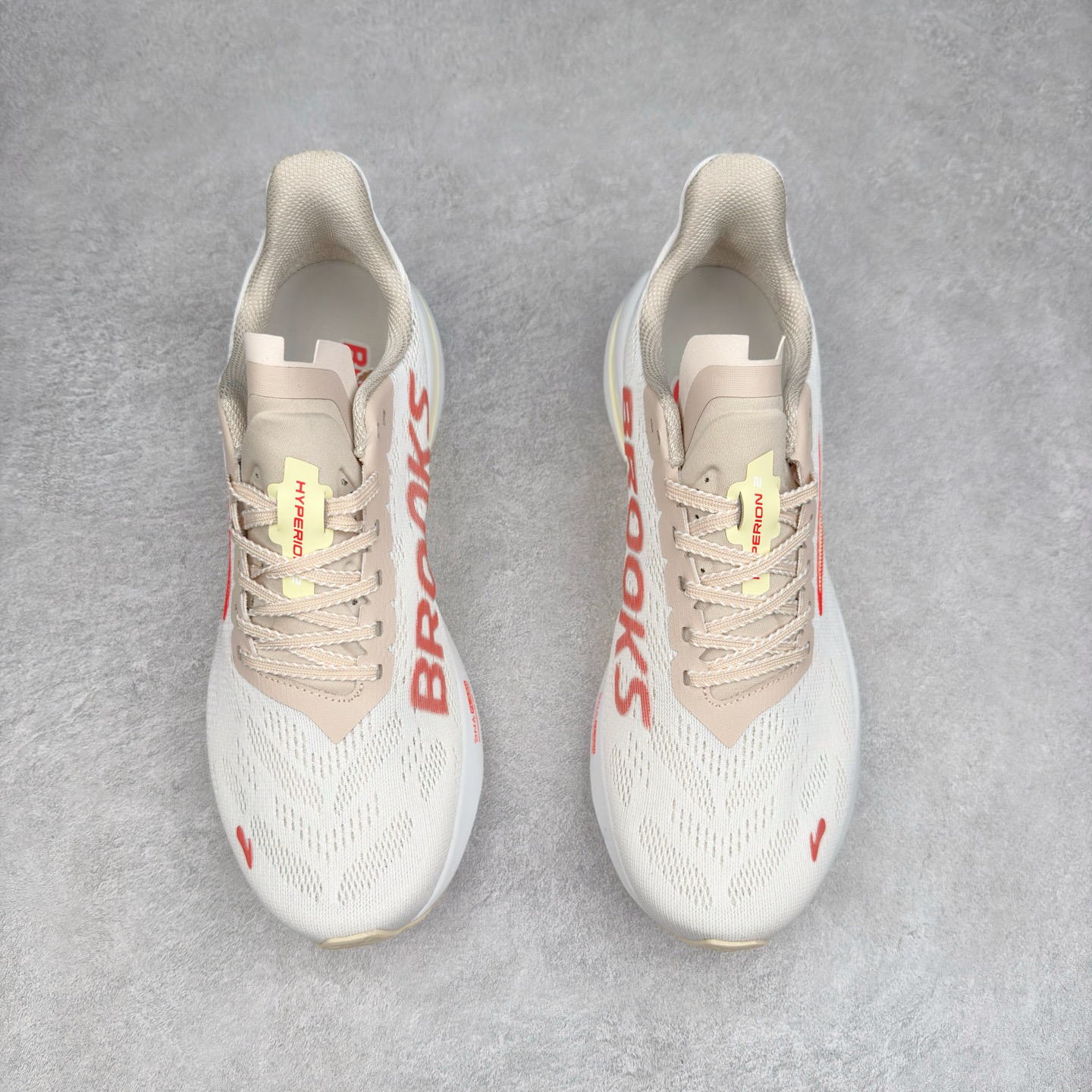 图片[2]-Brooks Hyperion 布鲁克斯旋风2代舒适百搭防滑轻便低帮跑步鞋 Brooks 四大跑鞋之一 百年品牌 跑鞋从外形上基本就能判断这是一款速度跑鞋 简洁干练的外形结构和极强的运动流线型看着非常有速度感 上脚的第一感觉是非常轻 美码9码的鞋单只206g不到 从个人偏好来说 200g左右的竞速鞋最具安全感 鞋面采用单层网布 很薄 前掌使用了大量开放式网眼 排气直接快速 透气性上乘 鞋舌也是轻量化设计 仅为一层麂皮 和脚背完美贴合 鞋舌中央有个防偏穿孔 从实际穿着来看 通常鞋舌都是外偏 如果是防偏穿孔位于中心 防偏效果其实并不十分有效 如果采用趋外侧的偏心设计更有效 鞋帮泡棉填充量不大 但非常紧凑 贴合舒适 包裹稳固 内置硬质TPU保证必要的稳定性 跑鞋中底采用的是DNA FLASH科技材料 DNA FLASH中底科技 是Brooks第一款将氮气注入中底的创新科技 主要原理是借助“超临界流体”发泡技术 将液态氮稳定的转化为气态氮 并使其均匀地形成无数紧密贴合的密闭式气囊结构 尺码：36 36.5 37.5 38 38.5 39 40 40.5 41 42 42.5 43 44 44.5 45 46-选品中心