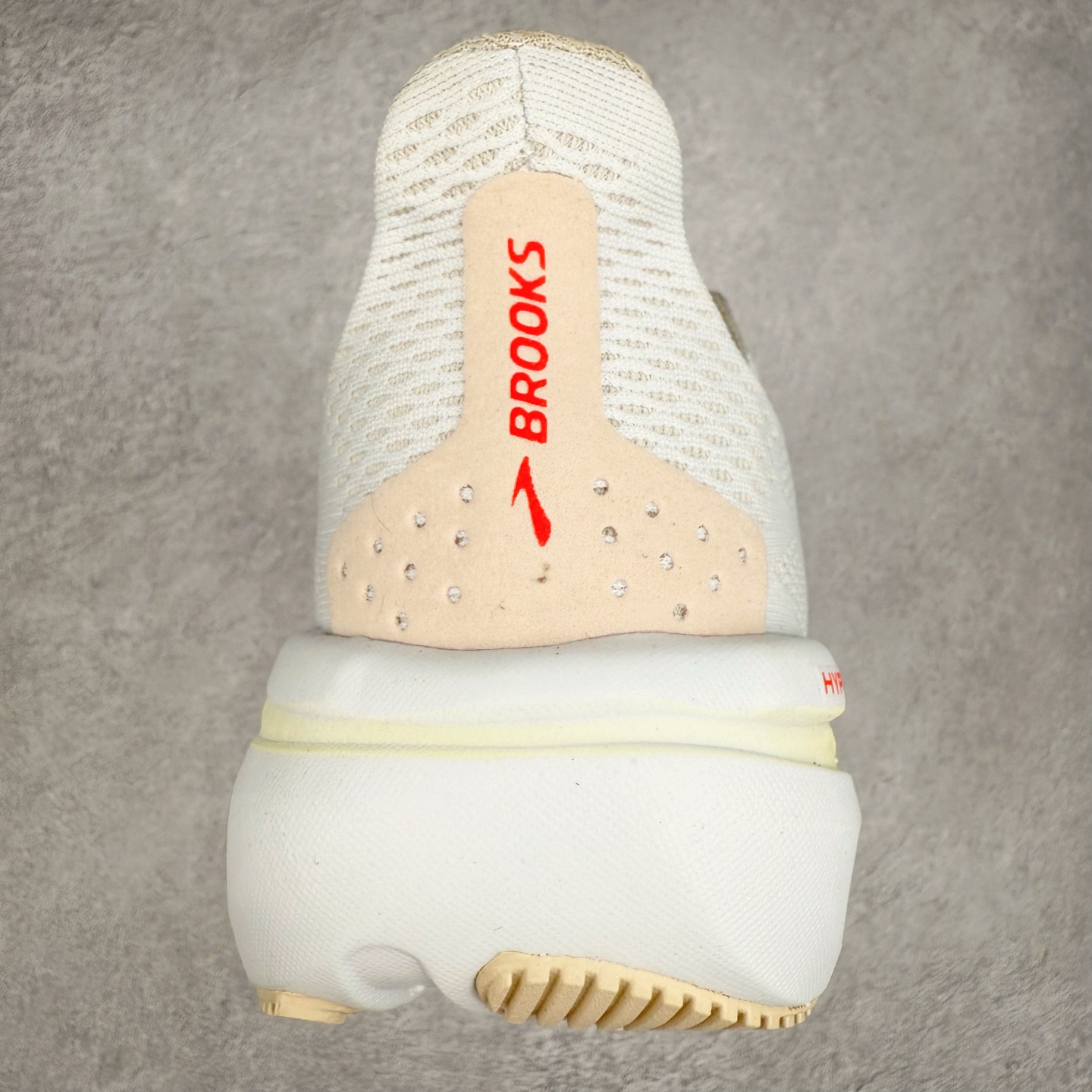 图片[8]-Brooks Hyperion 布鲁克斯旋风2代舒适百搭防滑轻便低帮跑步鞋 Brooks 四大跑鞋之一 百年品牌 跑鞋从外形上基本就能判断这是一款速度跑鞋 简洁干练的外形结构和极强的运动流线型看着非常有速度感 上脚的第一感觉是非常轻 美码9码的鞋单只206g不到 从个人偏好来说 200g左右的竞速鞋最具安全感 鞋面采用单层网布 很薄 前掌使用了大量开放式网眼 排气直接快速 透气性上乘 鞋舌也是轻量化设计 仅为一层麂皮 和脚背完美贴合 鞋舌中央有个防偏穿孔 从实际穿着来看 通常鞋舌都是外偏 如果是防偏穿孔位于中心 防偏效果其实并不十分有效 如果采用趋外侧的偏心设计更有效 鞋帮泡棉填充量不大 但非常紧凑 贴合舒适 包裹稳固 内置硬质TPU保证必要的稳定性 跑鞋中底采用的是DNA FLASH科技材料 DNA FLASH中底科技 是Brooks第一款将氮气注入中底的创新科技 主要原理是借助“超临界流体”发泡技术 将液态氮稳定的转化为气态氮 并使其均匀地形成无数紧密贴合的密闭式气囊结构 尺码：36 36.5 37.5 38 38.5 39 40 40.5 41 42 42.5 43 44 44.5 45 46-选品中心