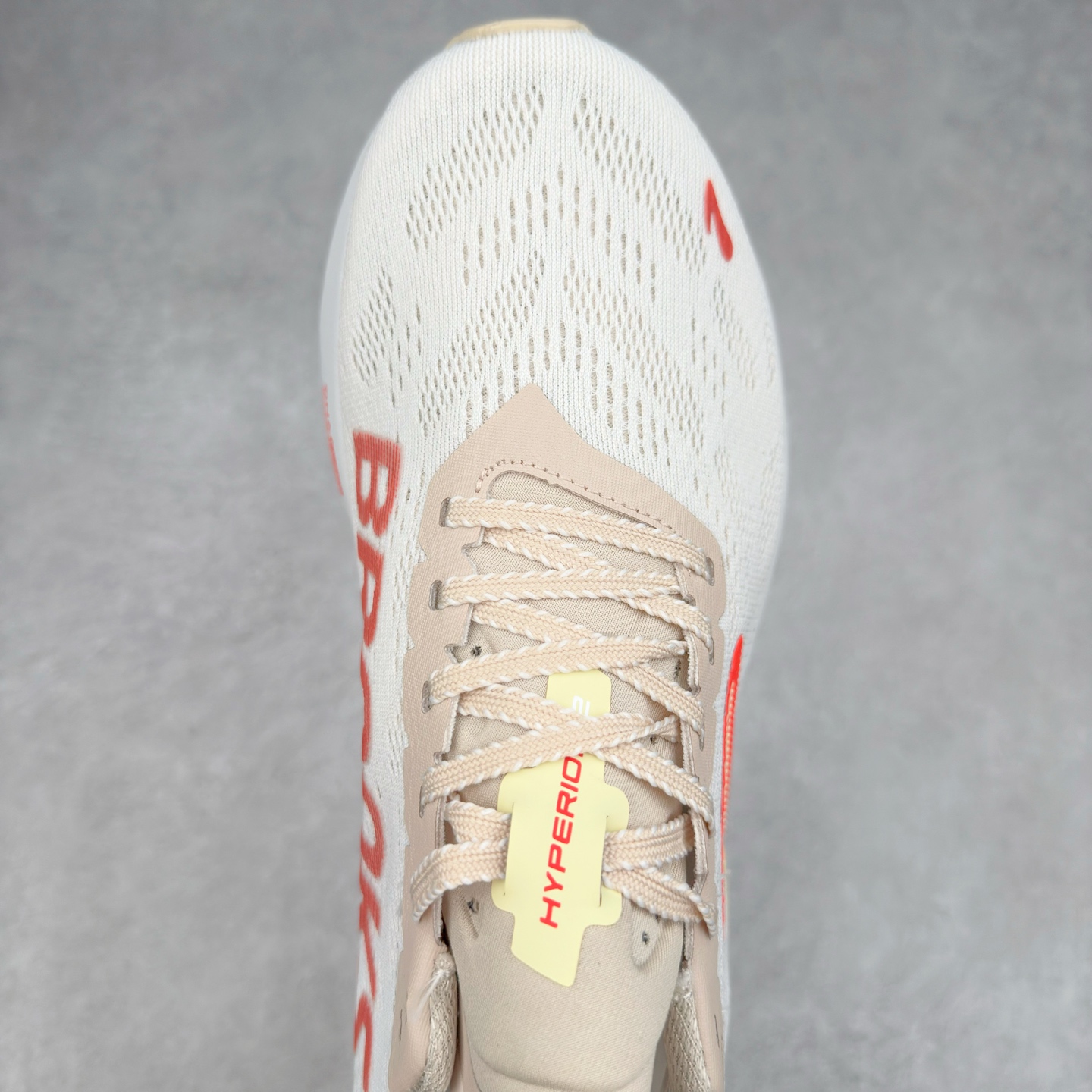 图片[4]-Brooks Hyperion 布鲁克斯旋风2代舒适百搭防滑轻便低帮跑步鞋 Brooks 四大跑鞋之一 百年品牌 跑鞋从外形上基本就能判断这是一款速度跑鞋 简洁干练的外形结构和极强的运动流线型看着非常有速度感 上脚的第一感觉是非常轻 美码9码的鞋单只206g不到 从个人偏好来说 200g左右的竞速鞋最具安全感 鞋面采用单层网布 很薄 前掌使用了大量开放式网眼 排气直接快速 透气性上乘 鞋舌也是轻量化设计 仅为一层麂皮 和脚背完美贴合 鞋舌中央有个防偏穿孔 从实际穿着来看 通常鞋舌都是外偏 如果是防偏穿孔位于中心 防偏效果其实并不十分有效 如果采用趋外侧的偏心设计更有效 鞋帮泡棉填充量不大 但非常紧凑 贴合舒适 包裹稳固 内置硬质TPU保证必要的稳定性 跑鞋中底采用的是DNA FLASH科技材料 DNA FLASH中底科技 是Brooks第一款将氮气注入中底的创新科技 主要原理是借助“超临界流体”发泡技术 将液态氮稳定的转化为气态氮 并使其均匀地形成无数紧密贴合的密闭式气囊结构 尺码：36 36.5 37.5 38 38.5 39 40 40.5 41 42 42.5 43 44 44.5 45 46-选品中心