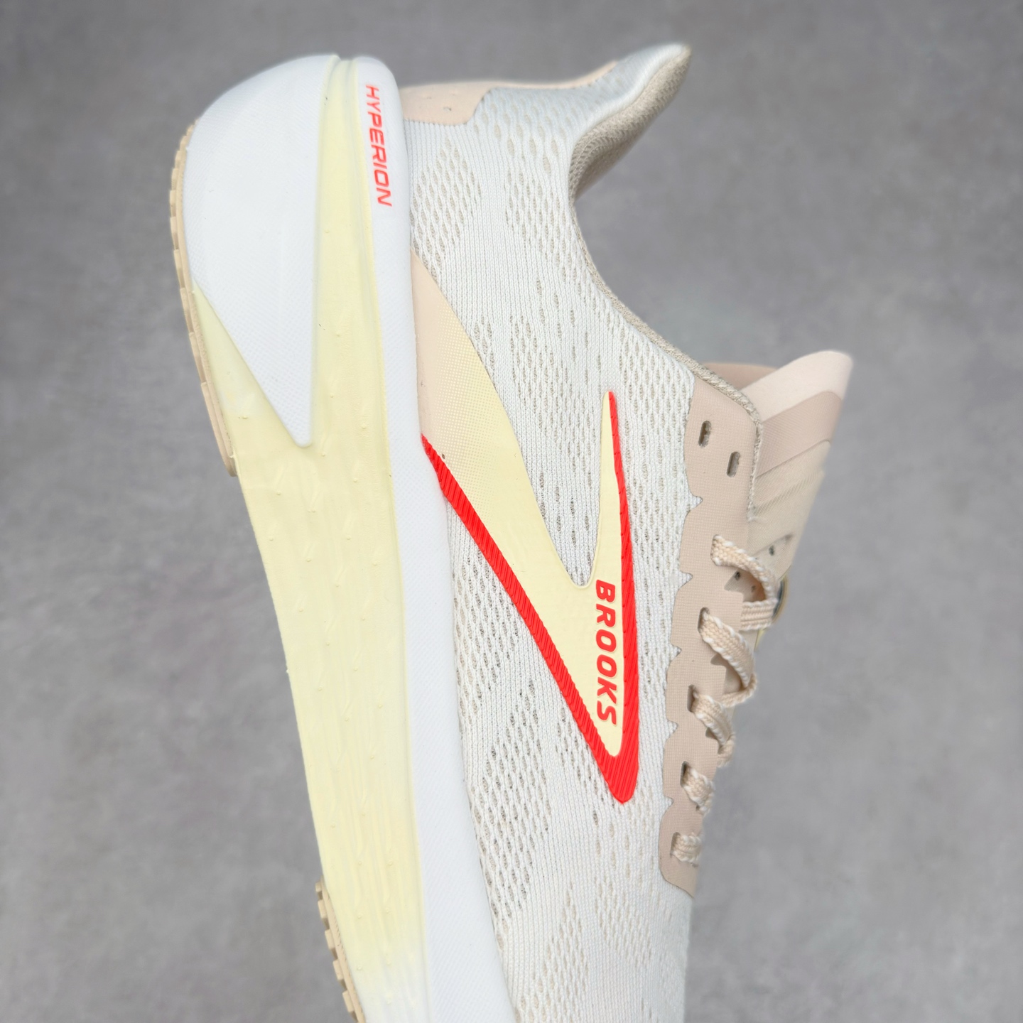 图片[6]-Brooks Hyperion 布鲁克斯旋风2代舒适百搭防滑轻便低帮跑步鞋 Brooks 四大跑鞋之一 百年品牌 跑鞋从外形上基本就能判断这是一款速度跑鞋 简洁干练的外形结构和极强的运动流线型看着非常有速度感 上脚的第一感觉是非常轻 美码9码的鞋单只206g不到 从个人偏好来说 200g左右的竞速鞋最具安全感 鞋面采用单层网布 很薄 前掌使用了大量开放式网眼 排气直接快速 透气性上乘 鞋舌也是轻量化设计 仅为一层麂皮 和脚背完美贴合 鞋舌中央有个防偏穿孔 从实际穿着来看 通常鞋舌都是外偏 如果是防偏穿孔位于中心 防偏效果其实并不十分有效 如果采用趋外侧的偏心设计更有效 鞋帮泡棉填充量不大 但非常紧凑 贴合舒适 包裹稳固 内置硬质TPU保证必要的稳定性 跑鞋中底采用的是DNA FLASH科技材料 DNA FLASH中底科技 是Brooks第一款将氮气注入中底的创新科技 主要原理是借助“超临界流体”发泡技术 将液态氮稳定的转化为气态氮 并使其均匀地形成无数紧密贴合的密闭式气囊结构 尺码：36 36.5 37.5 38 38.5 39 40 40.5 41 42 42.5 43 44 44.5 45 46-选品中心