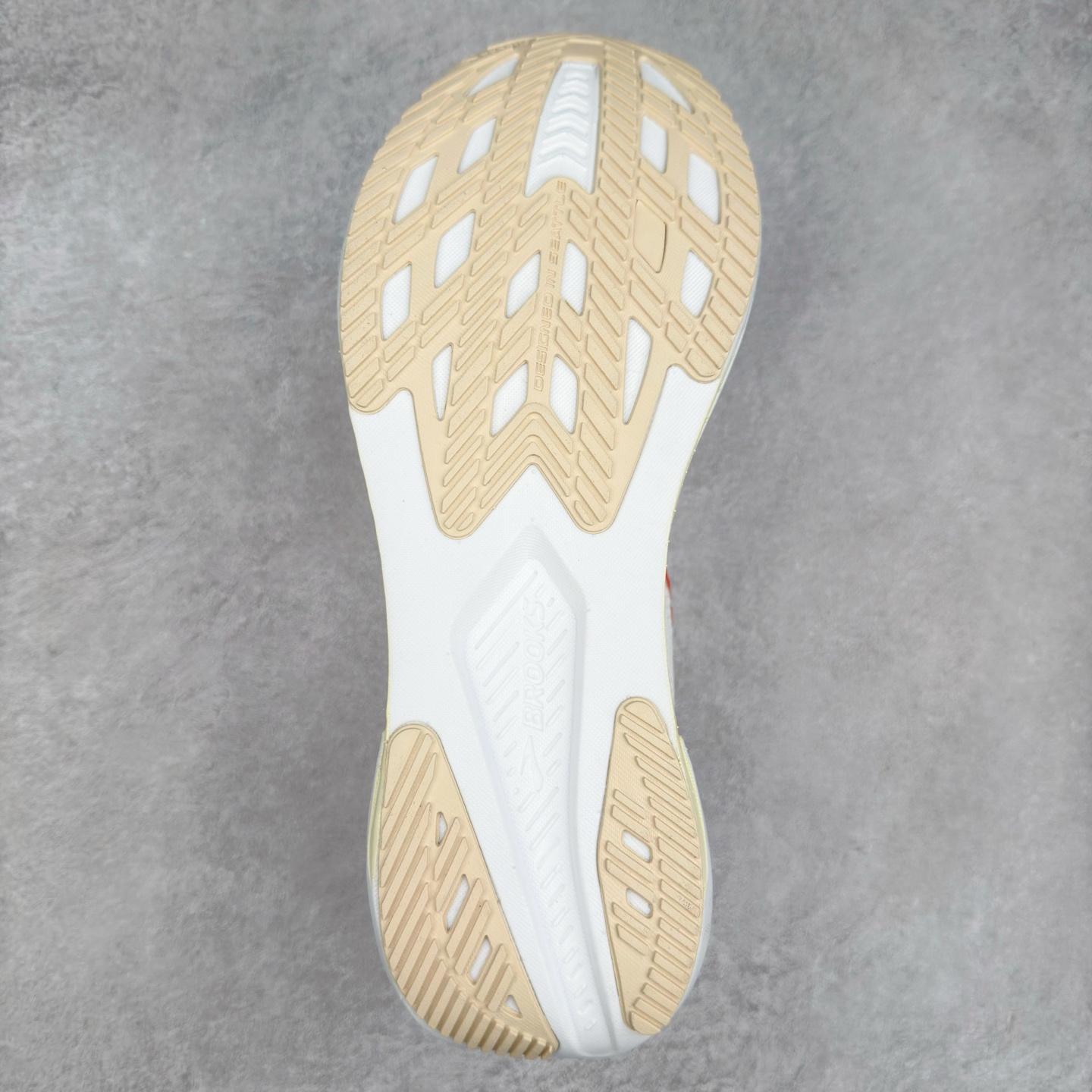 图片[9]-Brooks Hyperion 布鲁克斯旋风2代舒适百搭防滑轻便低帮跑步鞋 Brooks 四大跑鞋之一 百年品牌 跑鞋从外形上基本就能判断这是一款速度跑鞋 简洁干练的外形结构和极强的运动流线型看着非常有速度感 上脚的第一感觉是非常轻 美码9码的鞋单只206g不到 从个人偏好来说 200g左右的竞速鞋最具安全感 鞋面采用单层网布 很薄 前掌使用了大量开放式网眼 排气直接快速 透气性上乘 鞋舌也是轻量化设计 仅为一层麂皮 和脚背完美贴合 鞋舌中央有个防偏穿孔 从实际穿着来看 通常鞋舌都是外偏 如果是防偏穿孔位于中心 防偏效果其实并不十分有效 如果采用趋外侧的偏心设计更有效 鞋帮泡棉填充量不大 但非常紧凑 贴合舒适 包裹稳固 内置硬质TPU保证必要的稳定性 跑鞋中底采用的是DNA FLASH科技材料 DNA FLASH中底科技 是Brooks第一款将氮气注入中底的创新科技 主要原理是借助“超临界流体”发泡技术 将液态氮稳定的转化为气态氮 并使其均匀地形成无数紧密贴合的密闭式气囊结构 尺码：36 36.5 37.5 38 38.5 39 40 40.5 41 42 42.5 43 44 44.5 45 46-选品中心