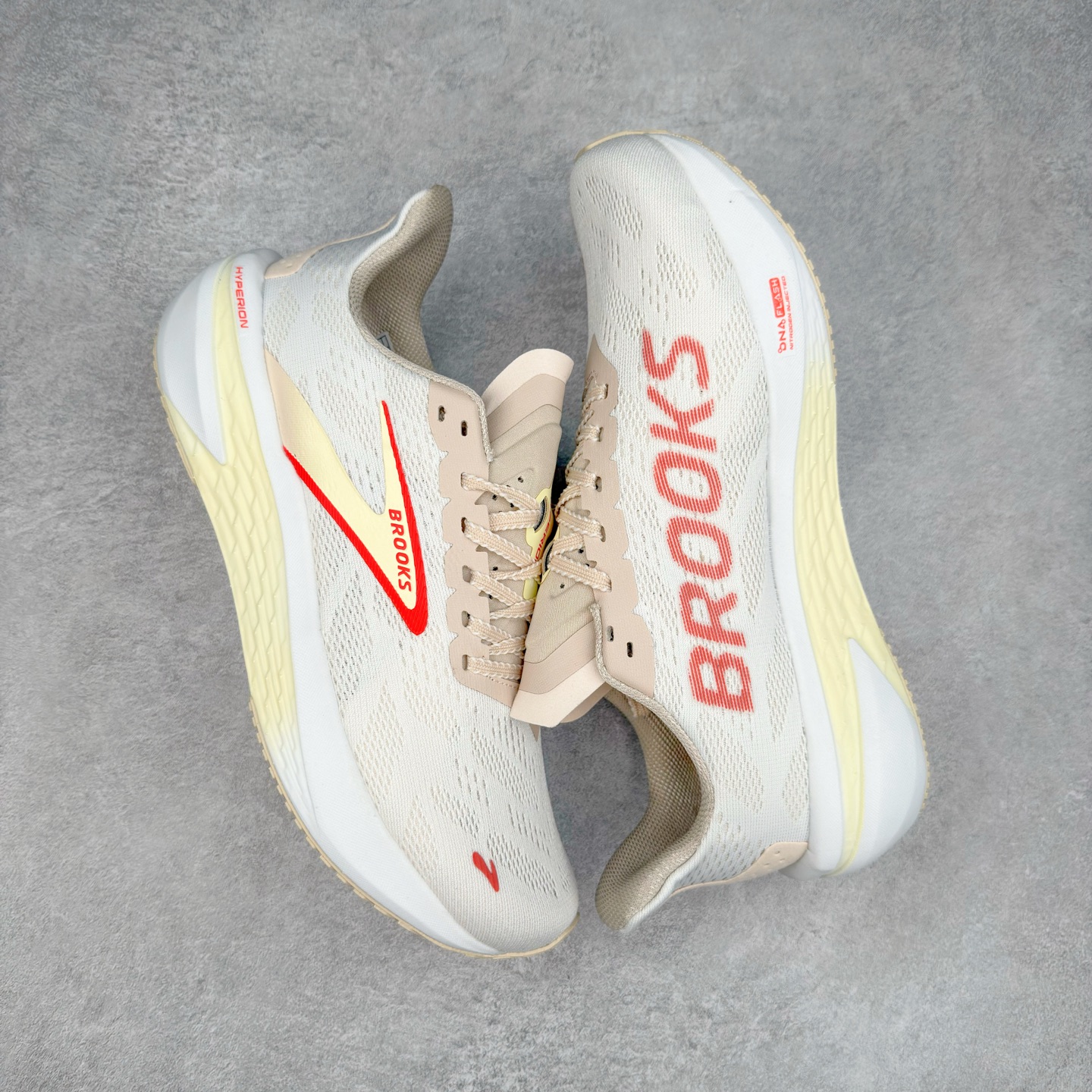 图片[3]-Brooks Hyperion 布鲁克斯旋风2代舒适百搭防滑轻便低帮跑步鞋 Brooks 四大跑鞋之一 百年品牌 跑鞋从外形上基本就能判断这是一款速度跑鞋 简洁干练的外形结构和极强的运动流线型看着非常有速度感 上脚的第一感觉是非常轻 美码9码的鞋单只206g不到 从个人偏好来说 200g左右的竞速鞋最具安全感 鞋面采用单层网布 很薄 前掌使用了大量开放式网眼 排气直接快速 透气性上乘 鞋舌也是轻量化设计 仅为一层麂皮 和脚背完美贴合 鞋舌中央有个防偏穿孔 从实际穿着来看 通常鞋舌都是外偏 如果是防偏穿孔位于中心 防偏效果其实并不十分有效 如果采用趋外侧的偏心设计更有效 鞋帮泡棉填充量不大 但非常紧凑 贴合舒适 包裹稳固 内置硬质TPU保证必要的稳定性 跑鞋中底采用的是DNA FLASH科技材料 DNA FLASH中底科技 是Brooks第一款将氮气注入中底的创新科技 主要原理是借助“超临界流体”发泡技术 将液态氮稳定的转化为气态氮 并使其均匀地形成无数紧密贴合的密闭式气囊结构 尺码：36 36.5 37.5 38 38.5 39 40 40.5 41 42 42.5 43 44 44.5 45 46-选品中心