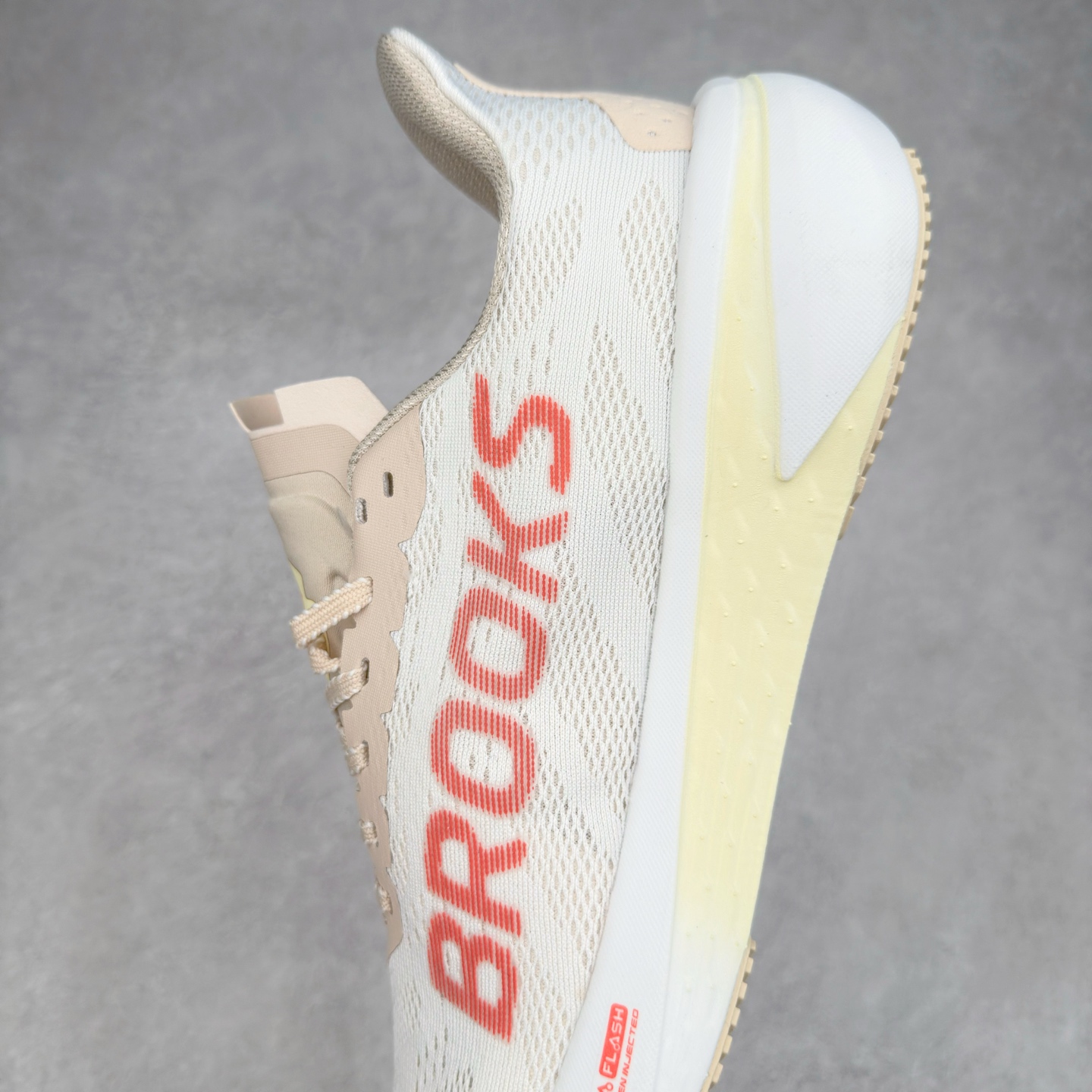 图片[7]-Brooks Hyperion 布鲁克斯旋风2代舒适百搭防滑轻便低帮跑步鞋 Brooks 四大跑鞋之一 百年品牌 跑鞋从外形上基本就能判断这是一款速度跑鞋 简洁干练的外形结构和极强的运动流线型看着非常有速度感 上脚的第一感觉是非常轻 美码9码的鞋单只206g不到 从个人偏好来说 200g左右的竞速鞋最具安全感 鞋面采用单层网布 很薄 前掌使用了大量开放式网眼 排气直接快速 透气性上乘 鞋舌也是轻量化设计 仅为一层麂皮 和脚背完美贴合 鞋舌中央有个防偏穿孔 从实际穿着来看 通常鞋舌都是外偏 如果是防偏穿孔位于中心 防偏效果其实并不十分有效 如果采用趋外侧的偏心设计更有效 鞋帮泡棉填充量不大 但非常紧凑 贴合舒适 包裹稳固 内置硬质TPU保证必要的稳定性 跑鞋中底采用的是DNA FLASH科技材料 DNA FLASH中底科技 是Brooks第一款将氮气注入中底的创新科技 主要原理是借助“超临界流体”发泡技术 将液态氮稳定的转化为气态氮 并使其均匀地形成无数紧密贴合的密闭式气囊结构 尺码：36 36.5 37.5 38 38.5 39 40 40.5 41 42 42.5 43 44 44.5 45 46-选品中心