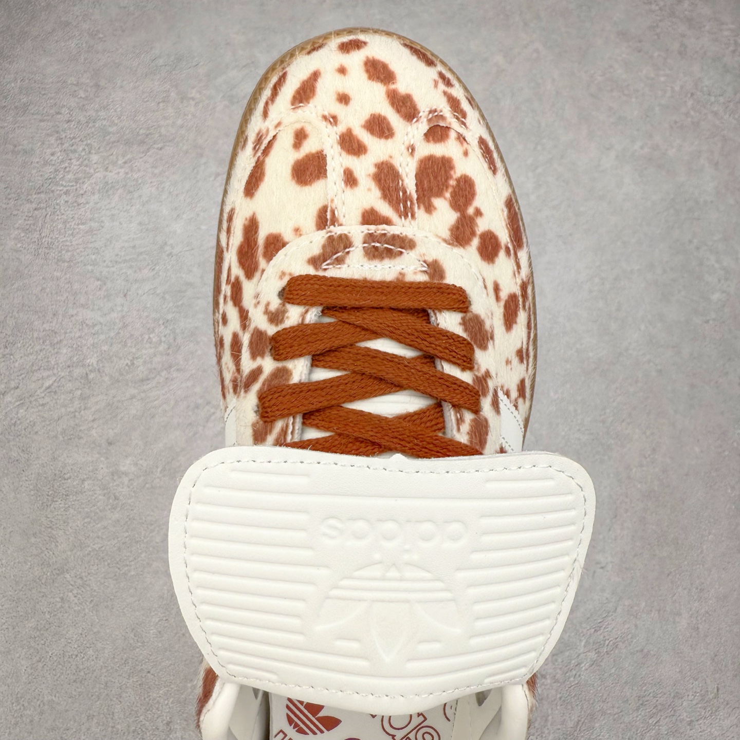 图片[4]-AD Original Samba OG 复古经典轻便板鞋 JS3931 这款桑巴鞋展示了高质量的工艺 带有装饰的超锁缝制和无缝的手感 柔软、柔软的皮革造型和标志性的3条纹完成了精致的外观 正规合身鞋带 鞋面上有绒面鞋垫 橡胶鞋底 享受正畸套筒软感 自50年代首次亮相以来就一直在赢得粉丝的青睐 尺码：36 36.5 37.5 38 38.5 39 40 40.5 41 42 42.5 43 44 44.5 45-选品中心