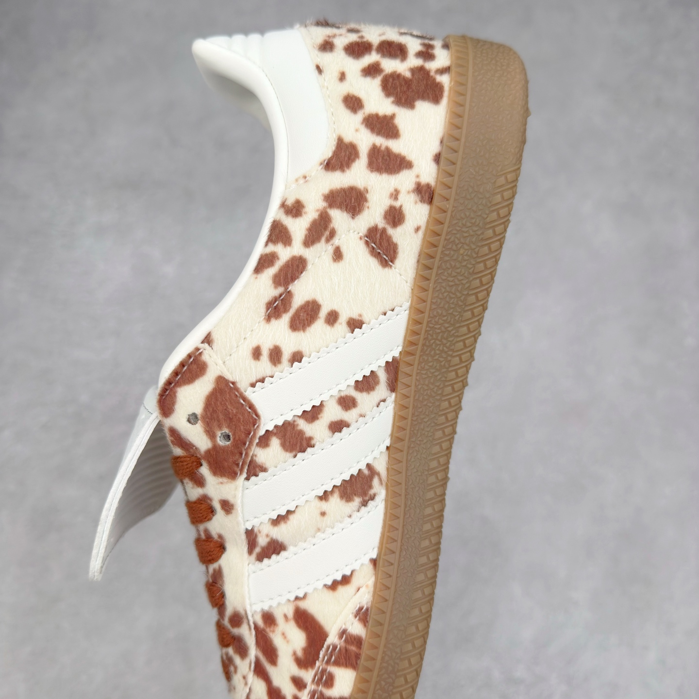 图片[7]-AD Original Samba OG 复古经典轻便板鞋 JS3931 这款桑巴鞋展示了高质量的工艺 带有装饰的超锁缝制和无缝的手感 柔软、柔软的皮革造型和标志性的3条纹完成了精致的外观 正规合身鞋带 鞋面上有绒面鞋垫 橡胶鞋底 享受正畸套筒软感 自50年代首次亮相以来就一直在赢得粉丝的青睐 尺码：36 36.5 37.5 38 38.5 39 40 40.5 41 42 42.5 43 44 44.5 45-选品中心