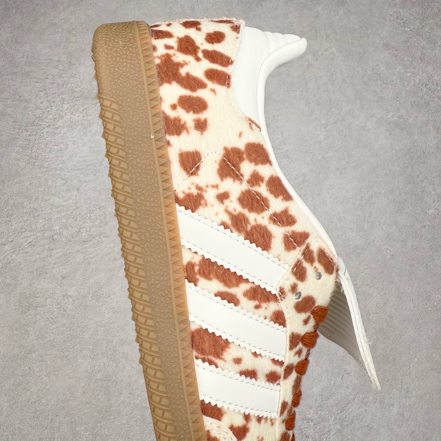 图片[6]-AD Original Samba OG 复古经典轻便板鞋 JS3931 这款桑巴鞋展示了高质量的工艺 带有装饰的超锁缝制和无缝的手感 柔软、柔软的皮革造型和标志性的3条纹完成了精致的外观 正规合身鞋带 鞋面上有绒面鞋垫 橡胶鞋底 享受正畸套筒软感 自50年代首次亮相以来就一直在赢得粉丝的青睐 尺码：36 36.5 37.5 38 38.5 39 40 40.5 41 42 42.5 43 44 44.5 45-选品中心