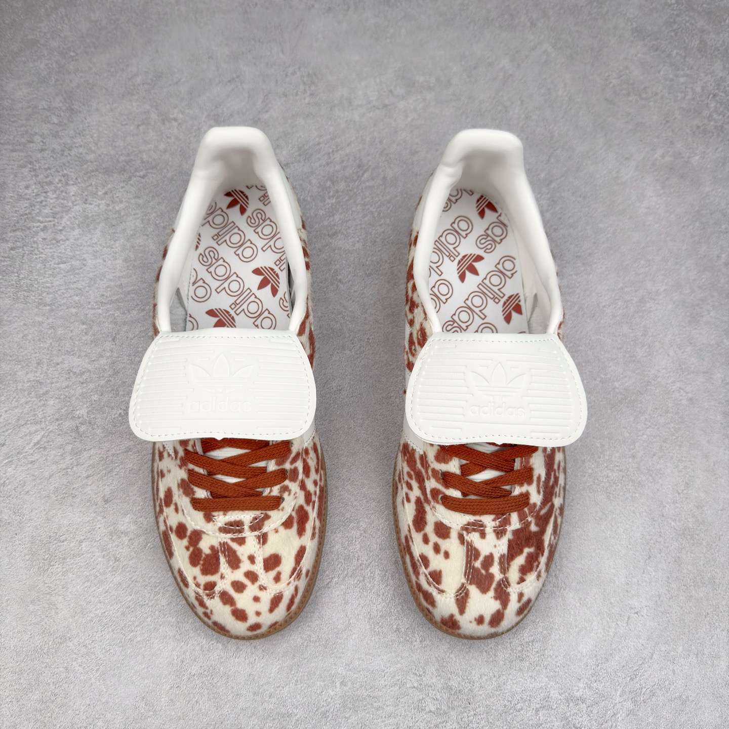 图片[2]-AD Original Samba OG 复古经典轻便板鞋 JS3931 这款桑巴鞋展示了高质量的工艺 带有装饰的超锁缝制和无缝的手感 柔软、柔软的皮革造型和标志性的3条纹完成了精致的外观 正规合身鞋带 鞋面上有绒面鞋垫 橡胶鞋底 享受正畸套筒软感 自50年代首次亮相以来就一直在赢得粉丝的青睐 尺码：36 36.5 37.5 38 38.5 39 40 40.5 41 42 42.5 43 44 44.5 45-选品中心