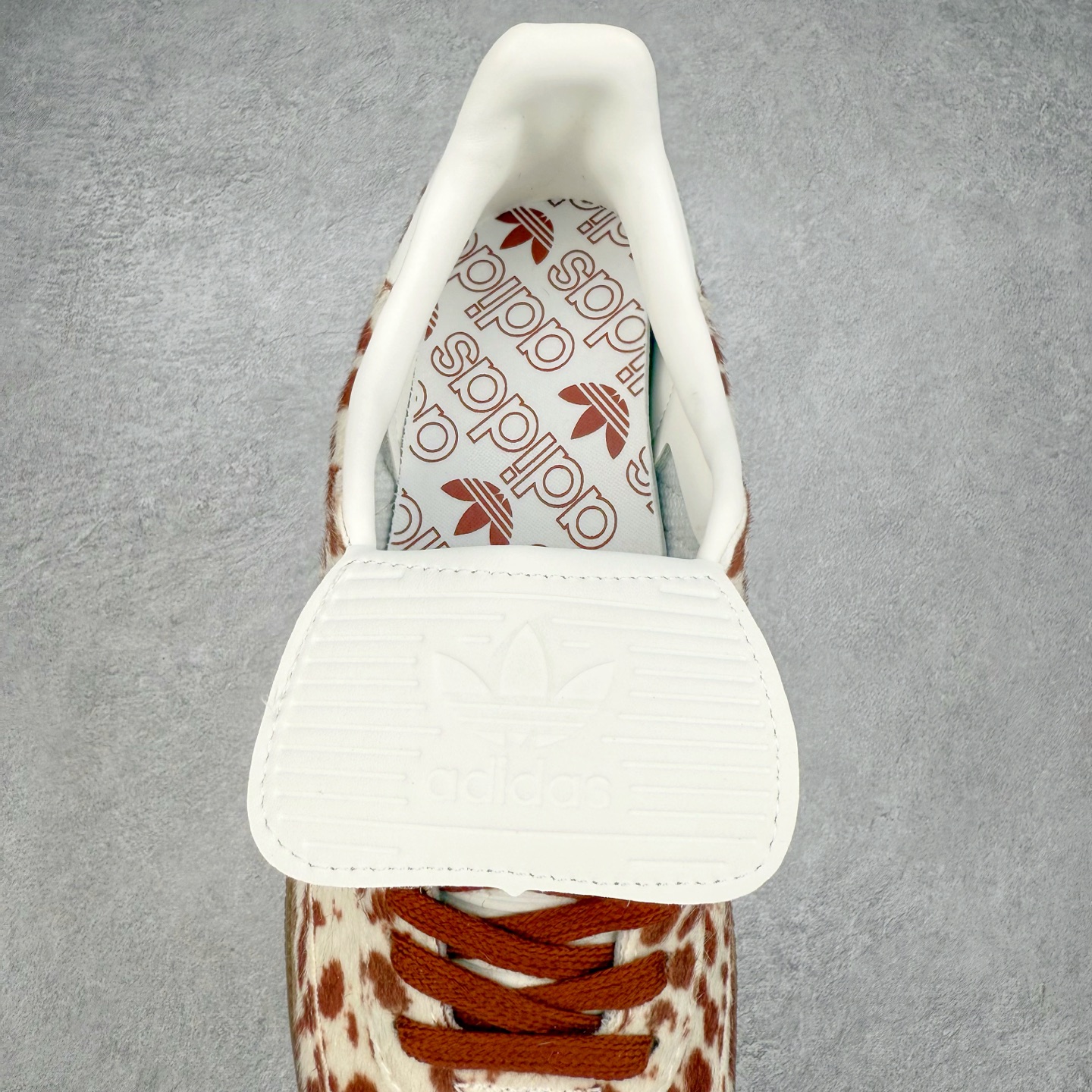 图片[5]-AD Original Samba OG 复古经典轻便板鞋 JS3931 这款桑巴鞋展示了高质量的工艺 带有装饰的超锁缝制和无缝的手感 柔软、柔软的皮革造型和标志性的3条纹完成了精致的外观 正规合身鞋带 鞋面上有绒面鞋垫 橡胶鞋底 享受正畸套筒软感 自50年代首次亮相以来就一直在赢得粉丝的青睐 尺码：36 36.5 37.5 38 38.5 39 40 40.5 41 42 42.5 43 44 44.5 45-选品中心