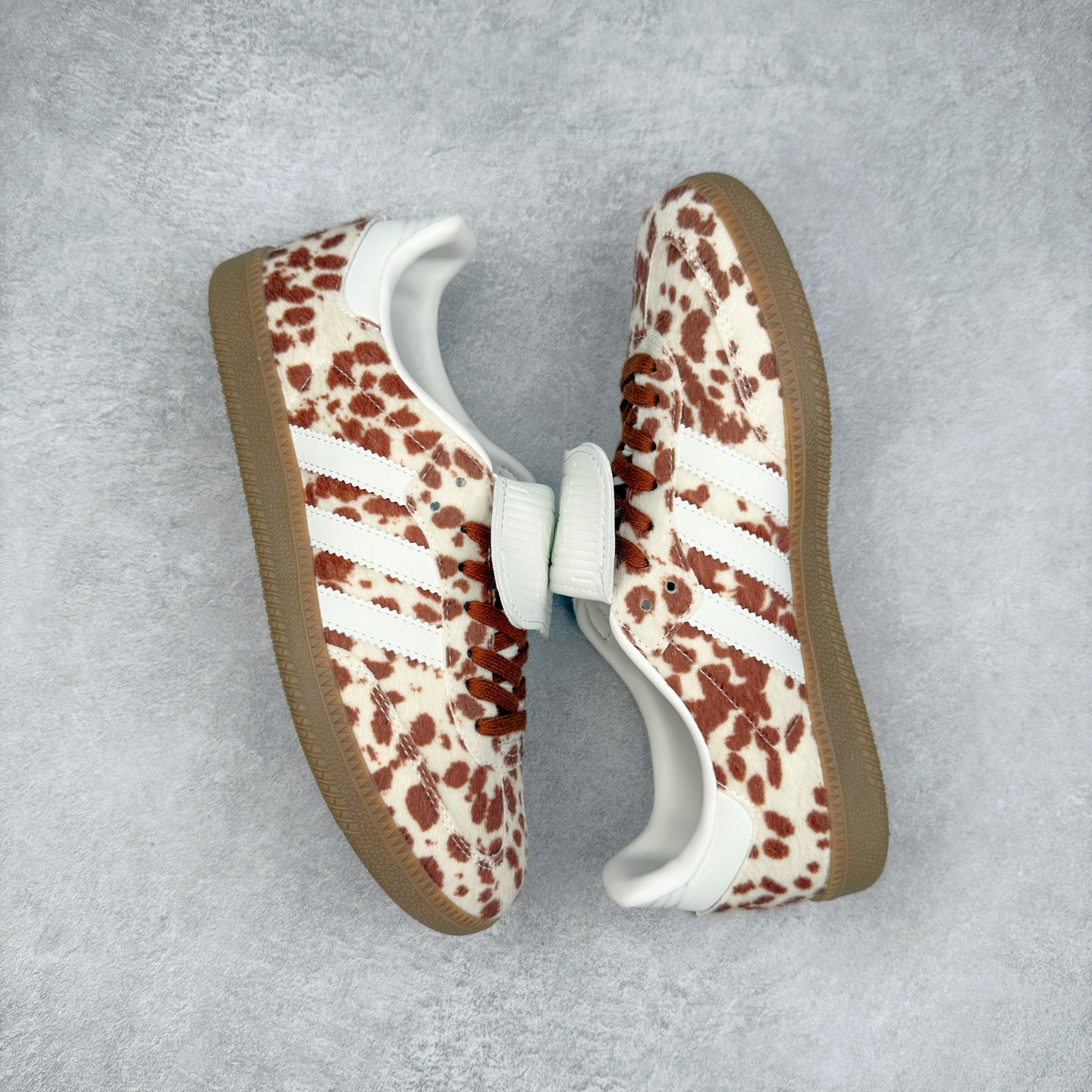 图片[3]-AD Original Samba OG 复古经典轻便板鞋 JS3931 这款桑巴鞋展示了高质量的工艺 带有装饰的超锁缝制和无缝的手感 柔软、柔软的皮革造型和标志性的3条纹完成了精致的外观 正规合身鞋带 鞋面上有绒面鞋垫 橡胶鞋底 享受正畸套筒软感 自50年代首次亮相以来就一直在赢得粉丝的青睐 尺码：36 36.5 37.5 38 38.5 39 40 40.5 41 42 42.5 43 44 44.5 45-选品中心