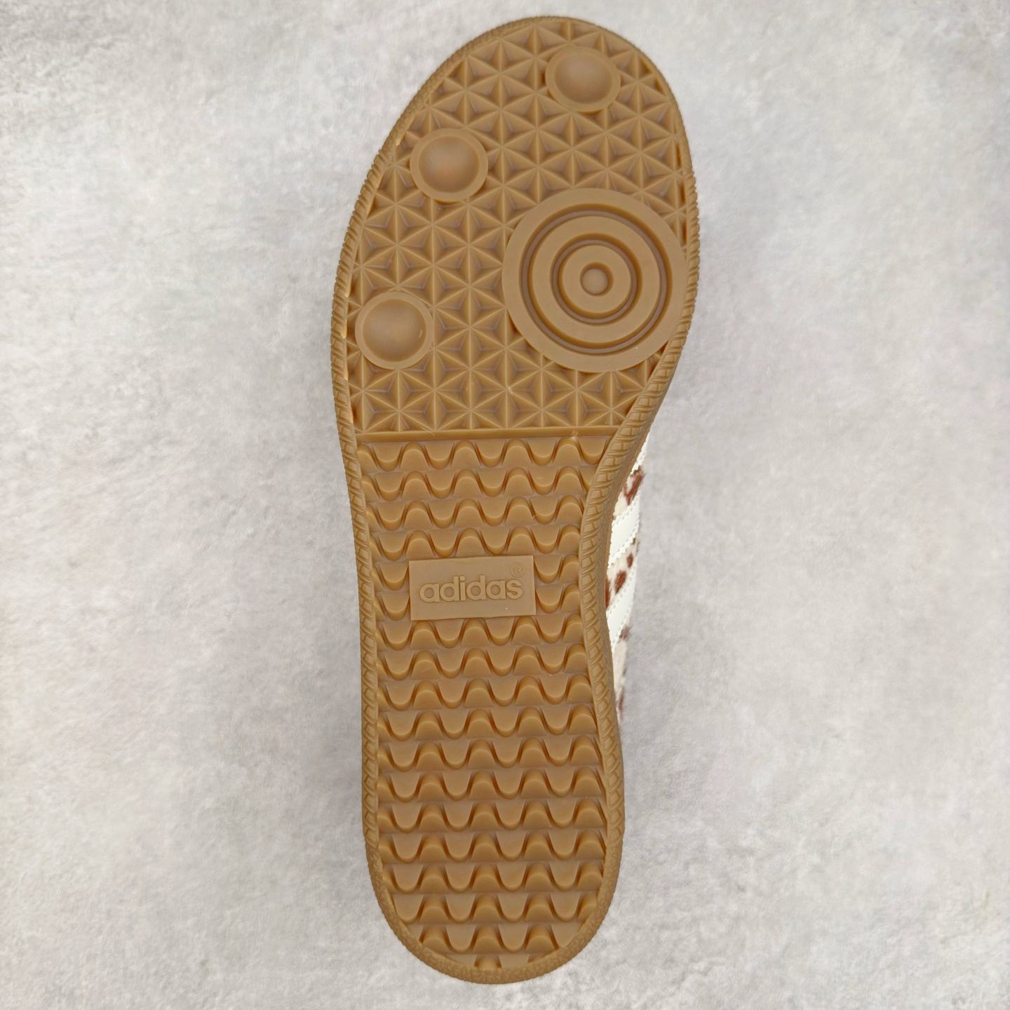 图片[9]-AD Original Samba OG 复古经典轻便板鞋 JS3931 这款桑巴鞋展示了高质量的工艺 带有装饰的超锁缝制和无缝的手感 柔软、柔软的皮革造型和标志性的3条纹完成了精致的外观 正规合身鞋带 鞋面上有绒面鞋垫 橡胶鞋底 享受正畸套筒软感 自50年代首次亮相以来就一直在赢得粉丝的青睐 尺码：36 36.5 37.5 38 38.5 39 40 40.5 41 42 42.5 43 44 44.5 45-选品中心