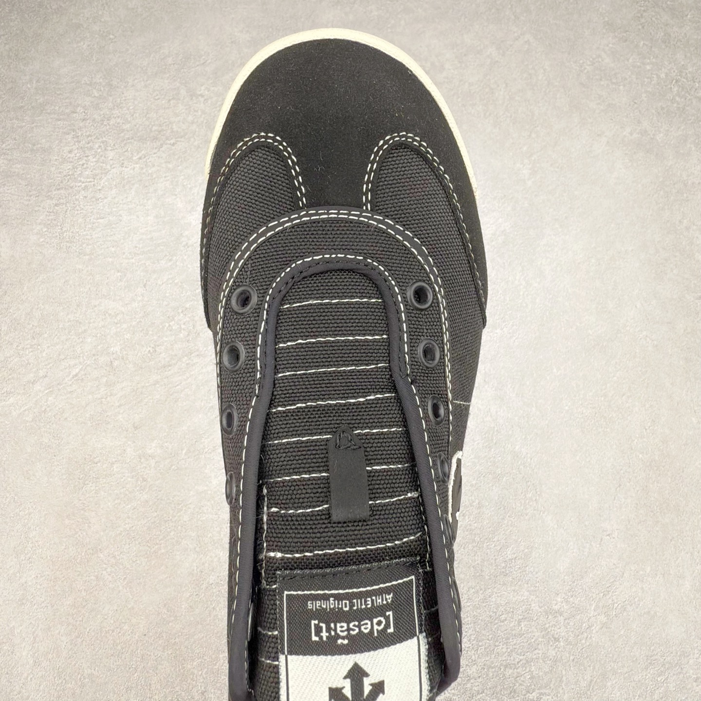 图片[4]-DESCENTE Sport Style Chron Racer迪桑特舒适百搭防滑耐磨低帮生活休闲鞋 是一款集复古与现代于一体的低帮跑步鞋 简洁的牛皮鞋面不仅彰显出时尚的质感 还适用于多种场合的穿搭 这款鞋子的透气性能极佳 轻质弹性鞋底则提供了良好的舒适度和耐磨性 使你在行走或跑步时都能感受到脚底的柔软与支撑 尺码：36 36.5 37.5 38 38.5 39 40 40.5 41 42 42.5 43 44 44.5 45-选品中心