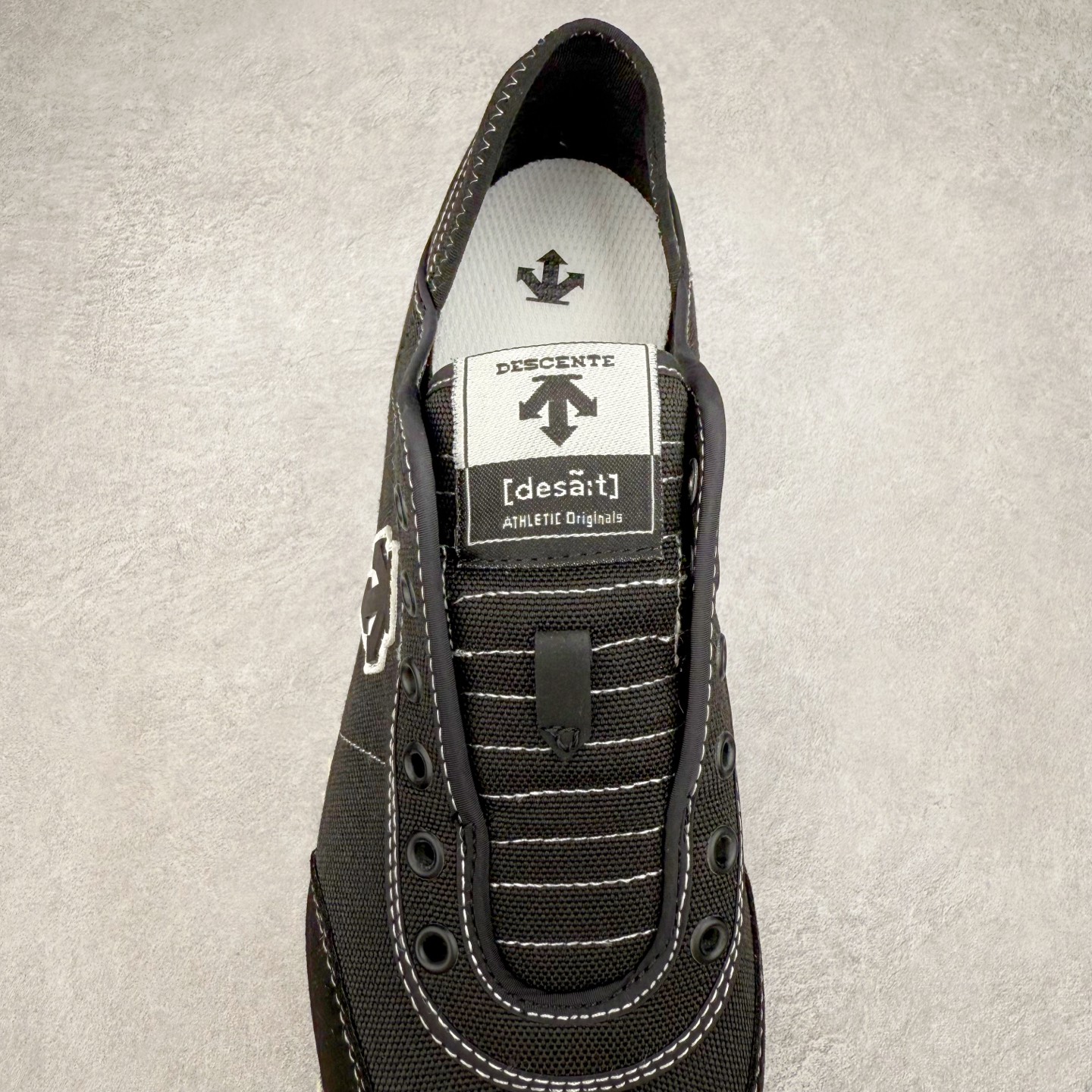 图片[5]-DESCENTE Sport Style Chron Racer迪桑特舒适百搭防滑耐磨低帮生活休闲鞋 是一款集复古与现代于一体的低帮跑步鞋 简洁的牛皮鞋面不仅彰显出时尚的质感 还适用于多种场合的穿搭 这款鞋子的透气性能极佳 轻质弹性鞋底则提供了良好的舒适度和耐磨性 使你在行走或跑步时都能感受到脚底的柔软与支撑 尺码：36 36.5 37.5 38 38.5 39 40 40.5 41 42 42.5 43 44 44.5 45-选品中心