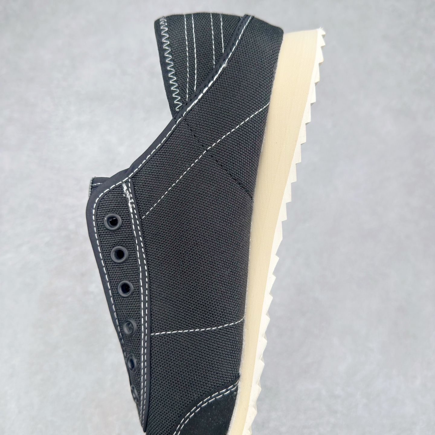 图片[7]-DESCENTE Sport Style Chron Racer迪桑特舒适百搭防滑耐磨低帮生活休闲鞋 是一款集复古与现代于一体的低帮跑步鞋 简洁的牛皮鞋面不仅彰显出时尚的质感 还适用于多种场合的穿搭 这款鞋子的透气性能极佳 轻质弹性鞋底则提供了良好的舒适度和耐磨性 使你在行走或跑步时都能感受到脚底的柔软与支撑 尺码：36 36.5 37.5 38 38.5 39 40 40.5 41 42 42.5 43 44 44.5 45-选品中心